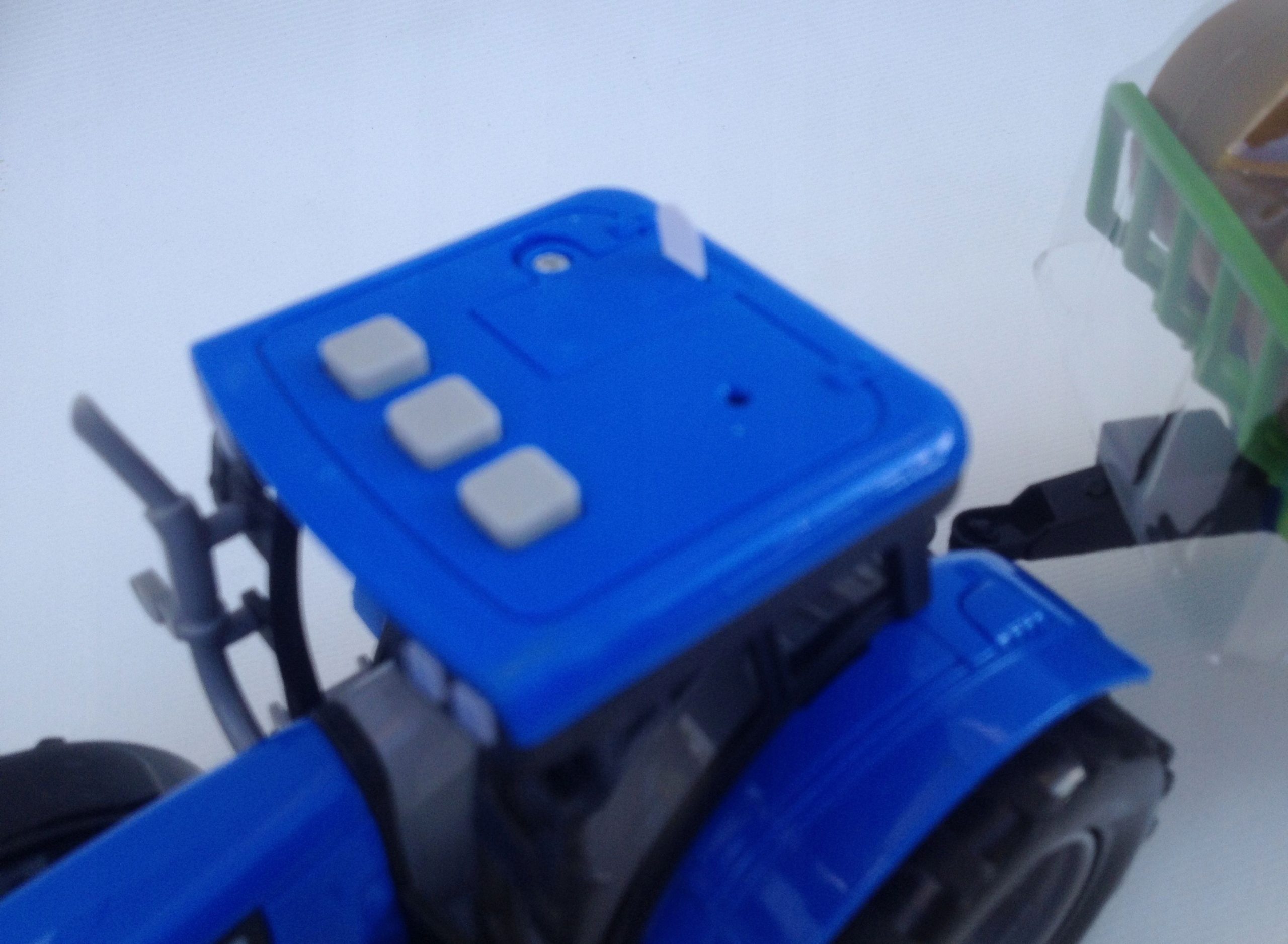 DUŻY TRAKTOR Z PRZYCZEPĄ ŚWIATŁO I DŹWIĘK FARMER Kolor niebieski