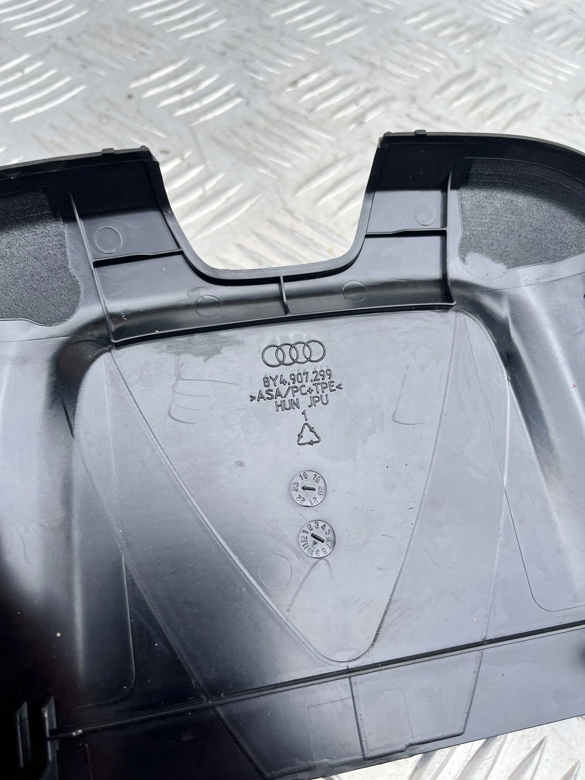 OSŁONA LUSTERKA WEWNĘTRZNEGO AUDI A3 8Y 20- 8Y4907299