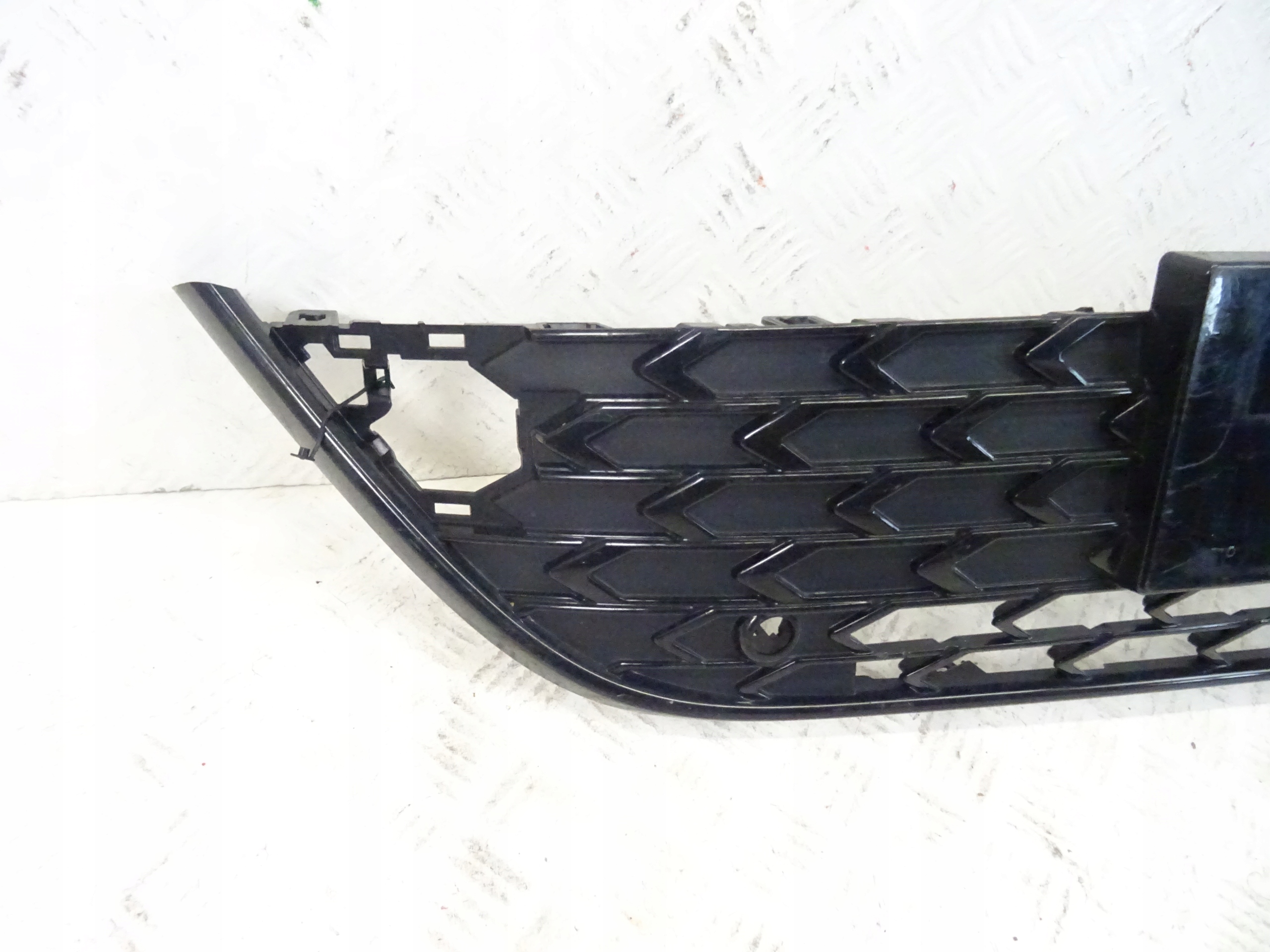 grid of a bumper front central TOYOTA COROLLA E21 LIFT 53102-02650