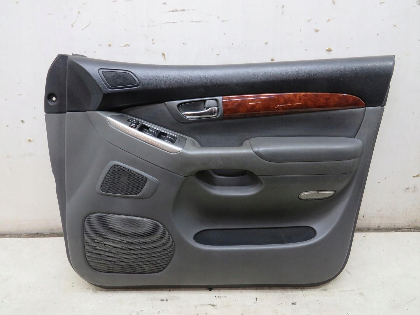 ОБШИВКА ДВЕРІ ПРАВИЙ ПЕРЕД LAND CRUISER 120