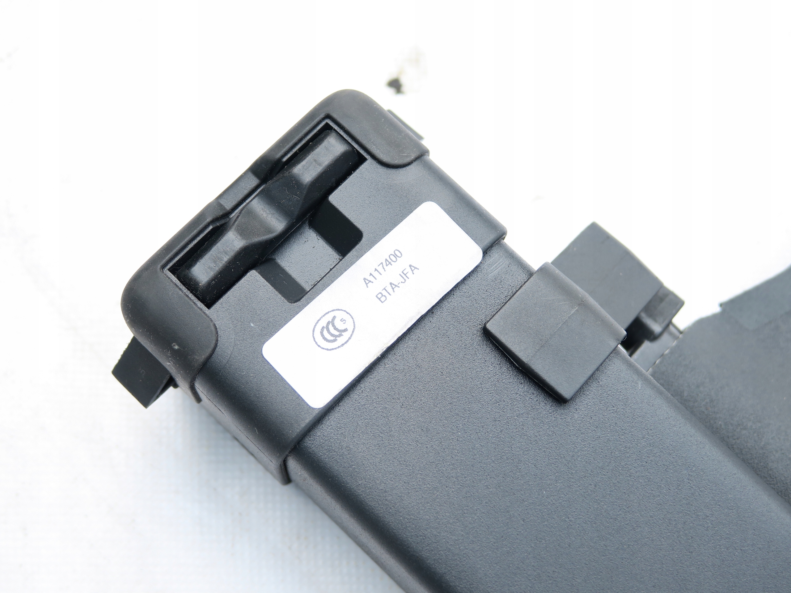 ROLETA BAGAŻNIKA CIEMNA MECHANIZMY SPRAWNE VOLVO XC60 I 1 08-17 Jakość części (zgodnie z GVO) O - oryginał z logo producenta pojazdu (OE)