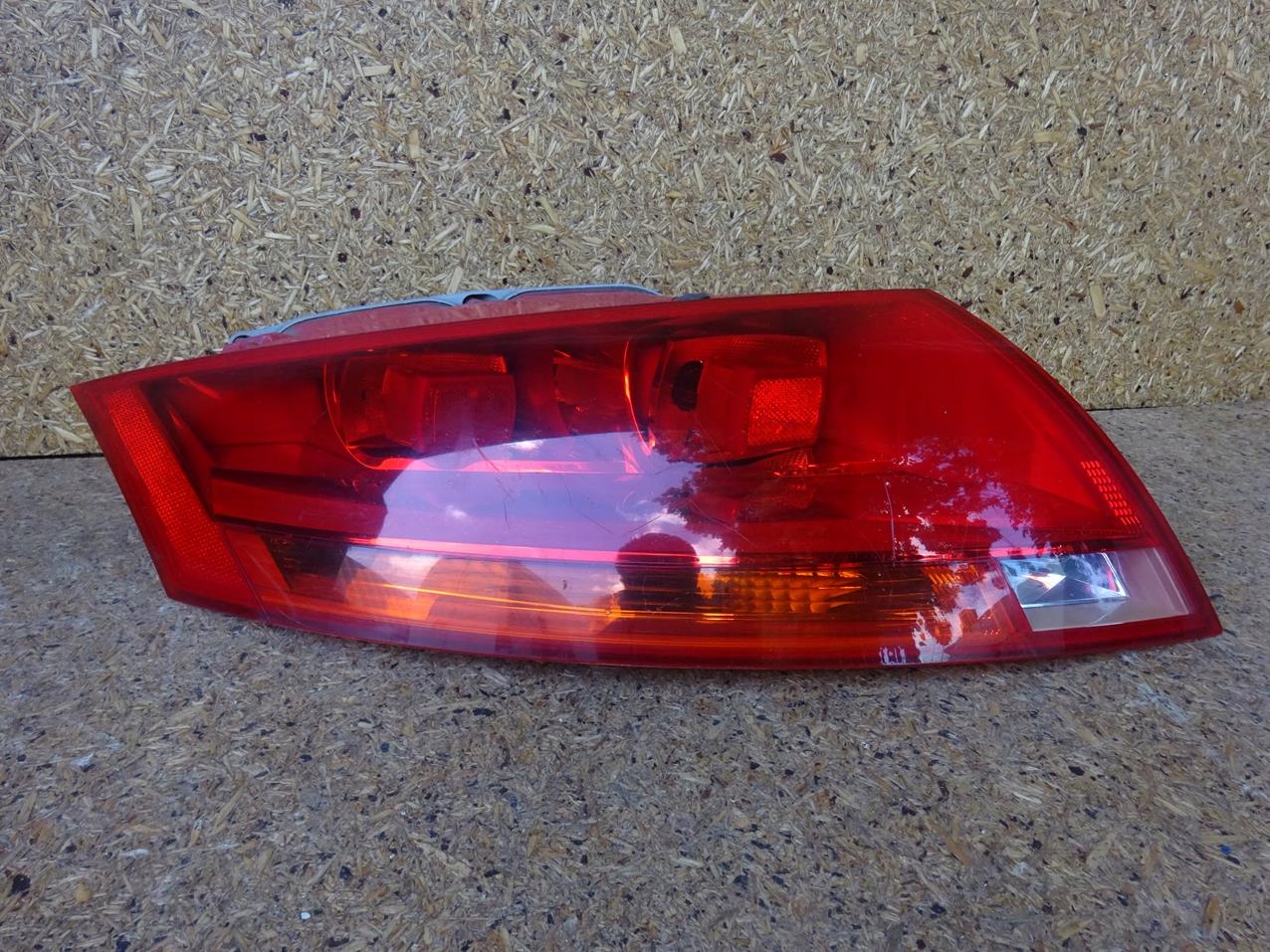 AUDI TT 8J 06-14 LAMPA LEWA LEWY TYŁ TYLNA 8J0945095B