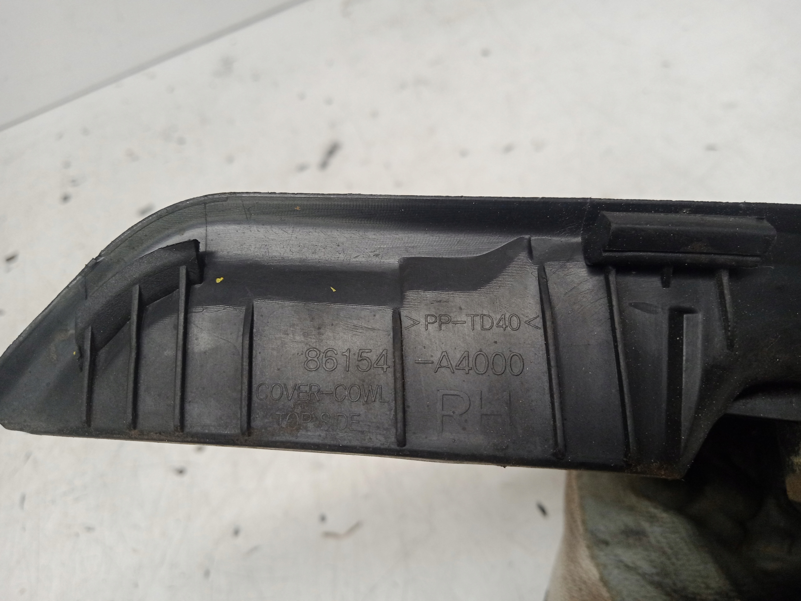 KIA CARENS IV corner pipe end under the window left right 13-17R