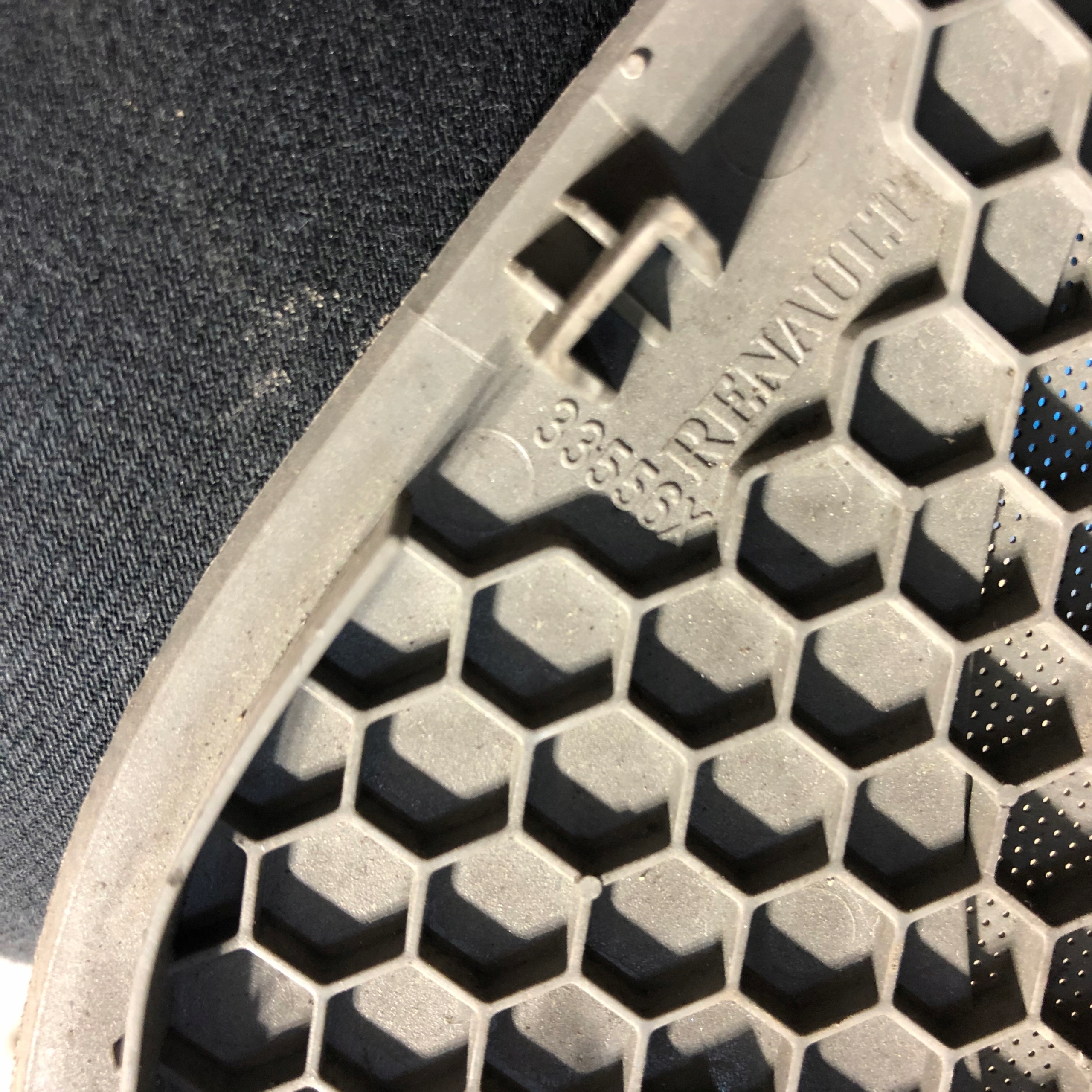 OSŁONA GŁOŚNIKA PRAWA MASTER II MOVANO Producent części Renault OE