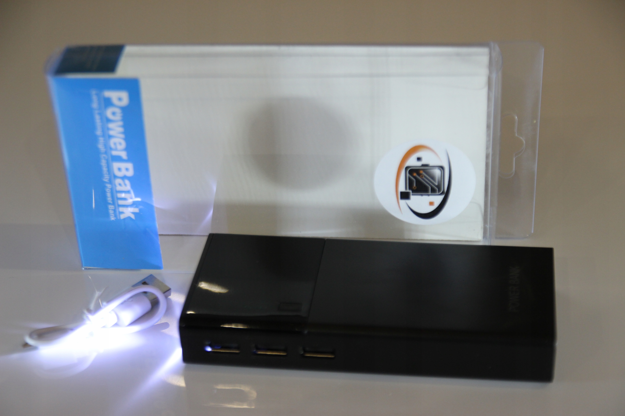 MoCNy Czarny Powerbank 50000mAh 3xUSB LCD Latarka Rodzaj power bank