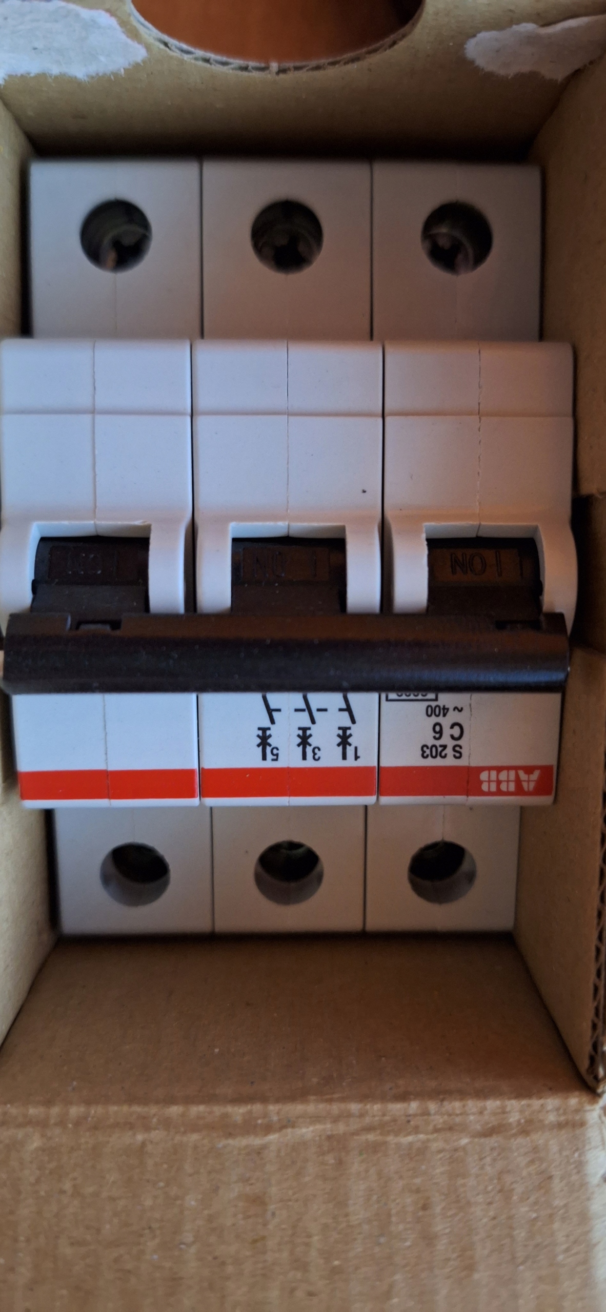 Nadproudový spínač Abb s203-c6 2CDS253001R0064