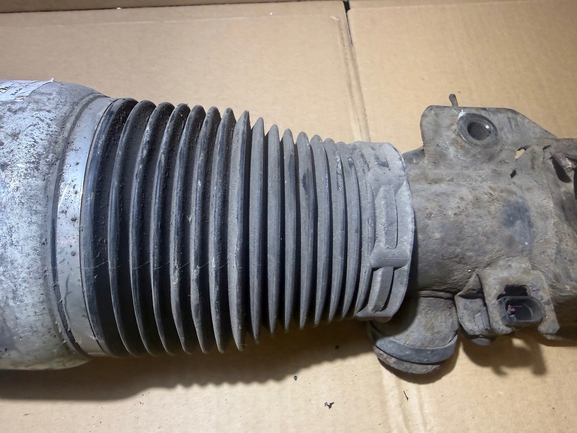 AUDI Q7 4L shock absorber PNEUMATYCZNY right front front 7L8616040B