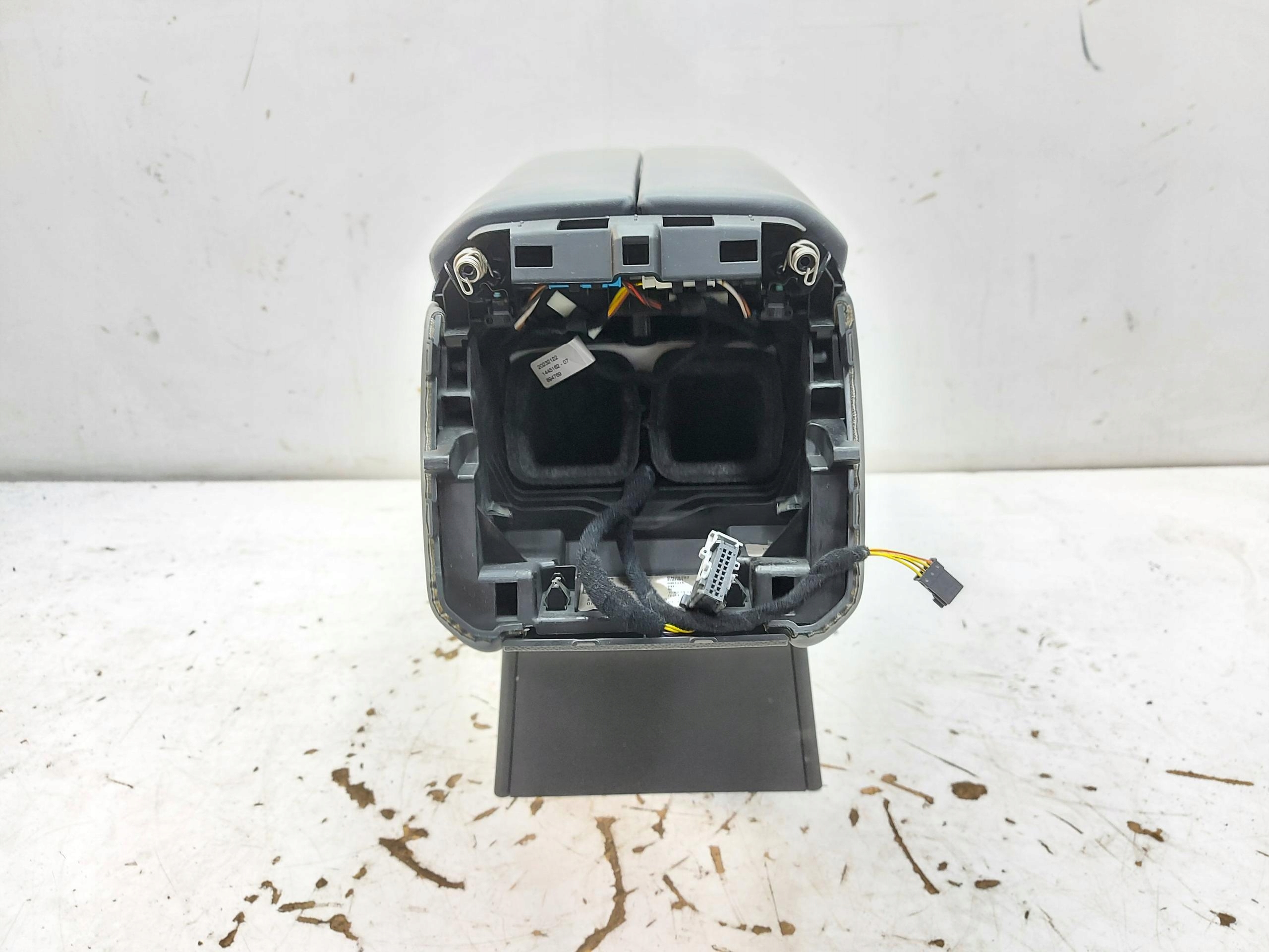 BMW iX i20 2023, Xdrive50 armrest TUNEL central