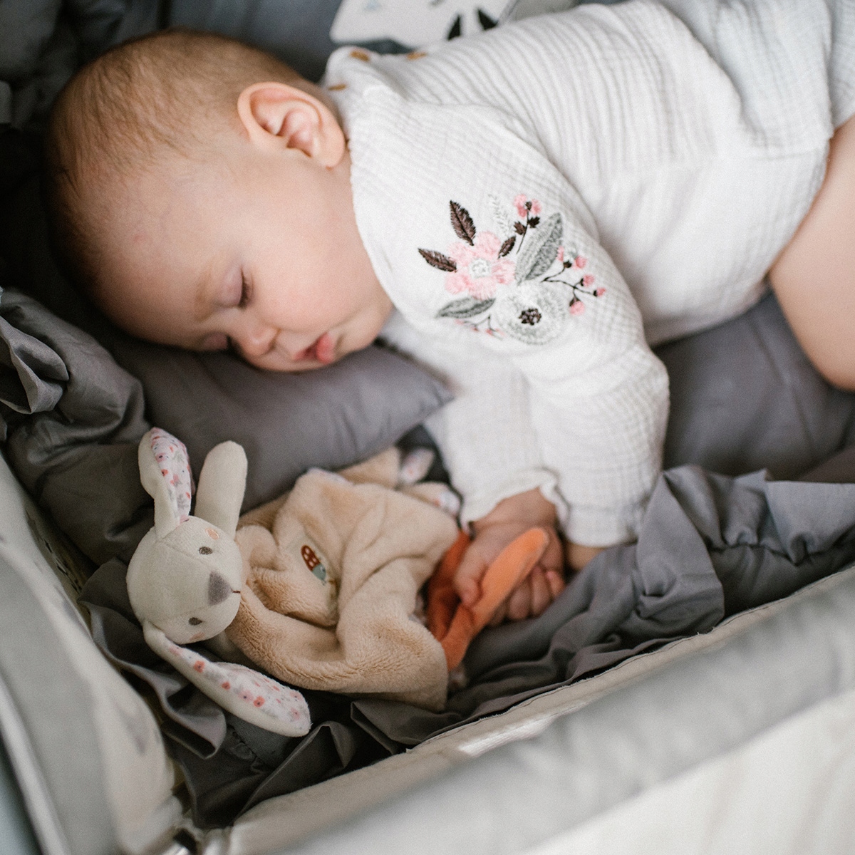BABYONO PRZYTULANKA KOCYK DLA NIEMOWLĄ KRÓLICZEK BABY BUNNY Wiek dziecka 0 +
