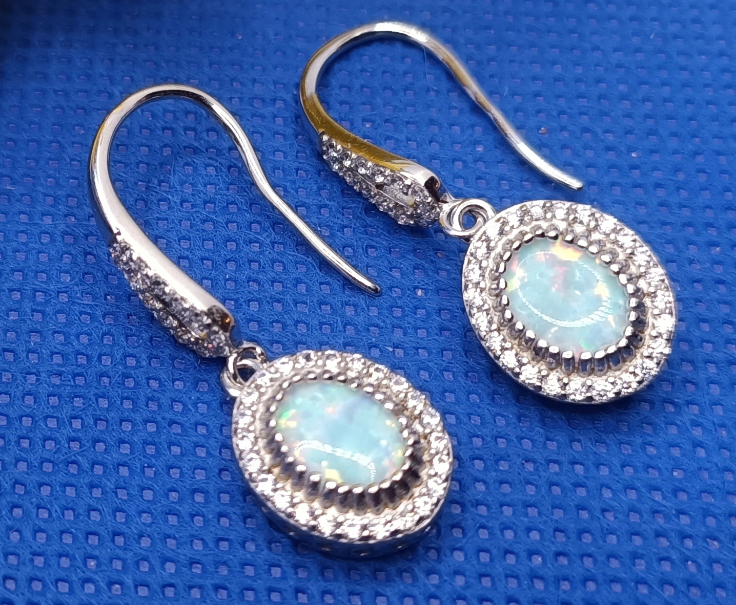 Elegantní Závěsné Stříbrné Náušnice S Bílým Opálem Ryzost 925