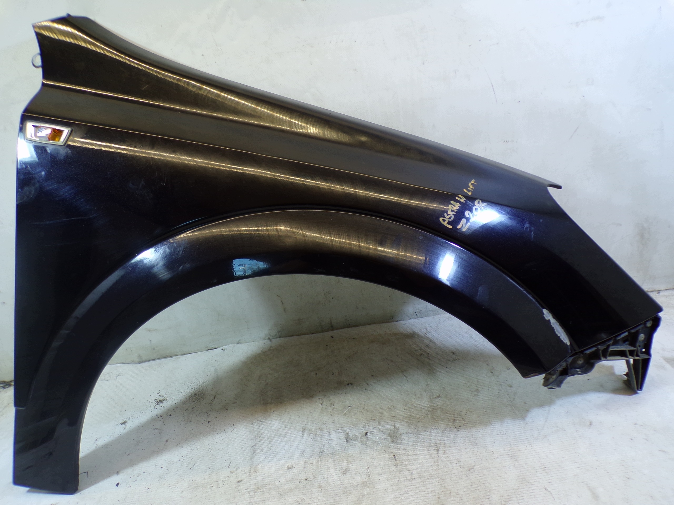 fender right front OPEL ASTRA H LIFT colour Z20R