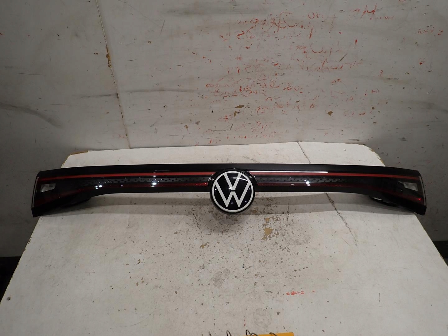 cap bonnet light rear part VW ID4 11A945093