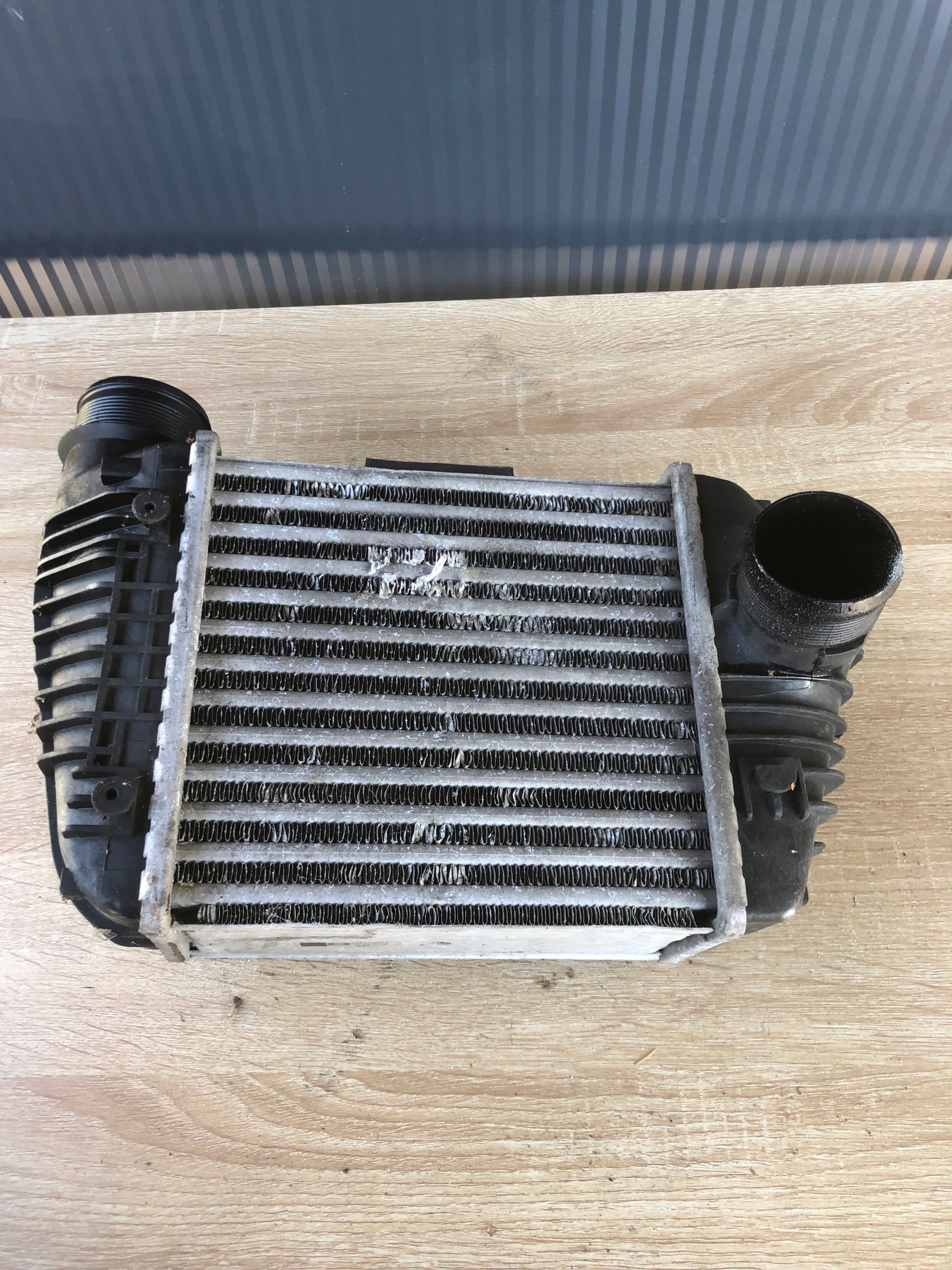 intercooler pravý AUDI A6 C6 4F0145806T