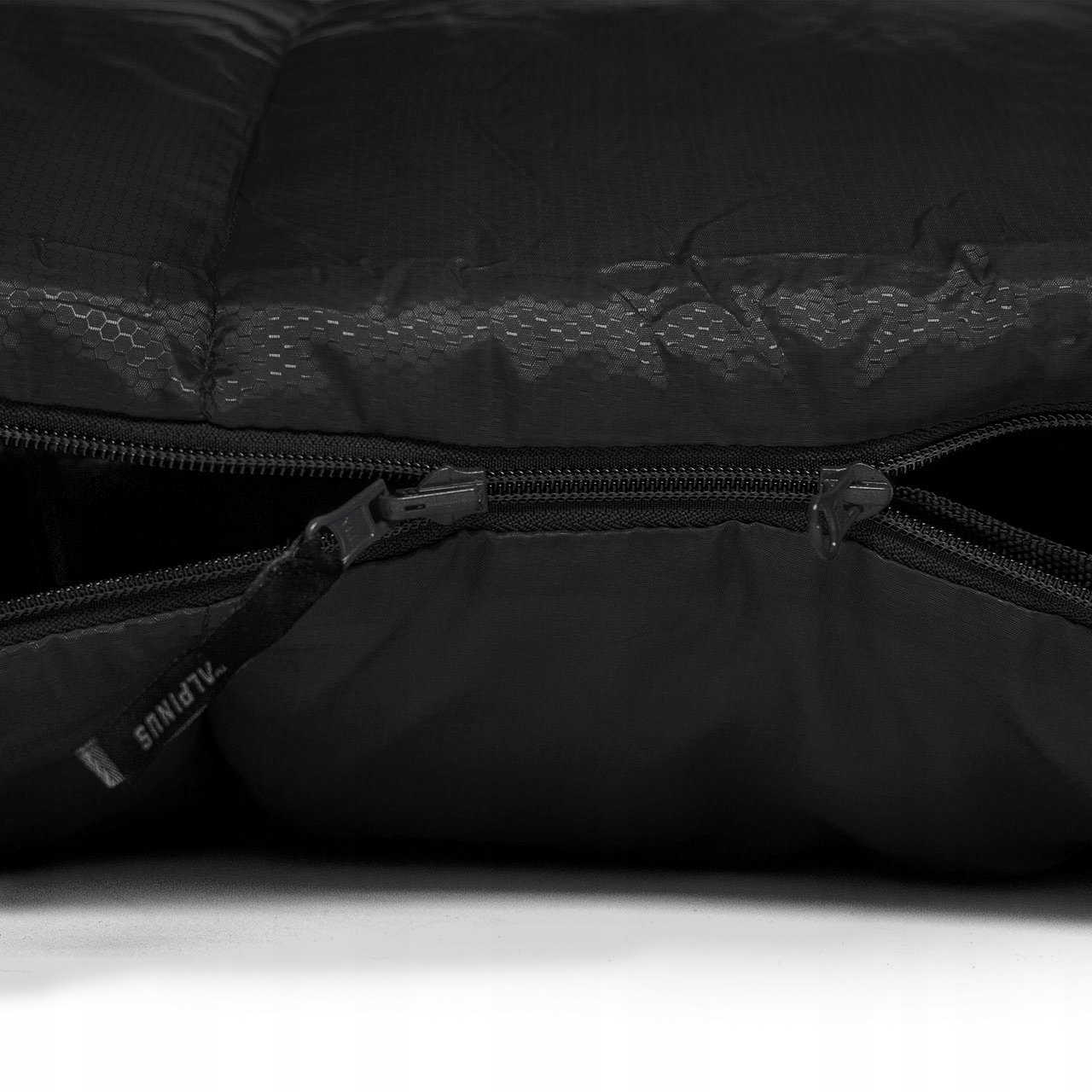 MARKOWY CIEPŁY ŚPIWÓR 2w1 ALPINUS CLASSIC WARM 1500 do -15st Kolor dominujący czarny