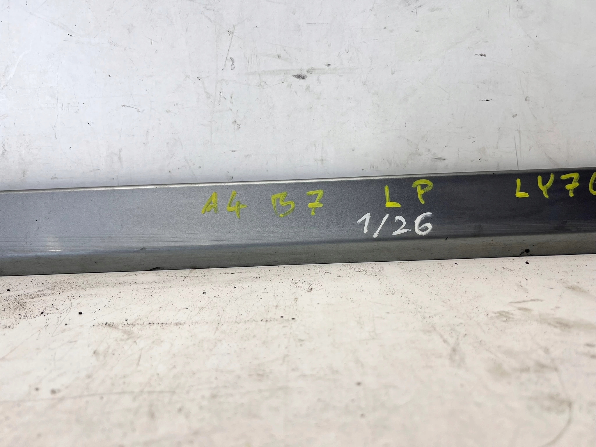 moulding door lower left front AUDI A4 B7 LY7G 1/26