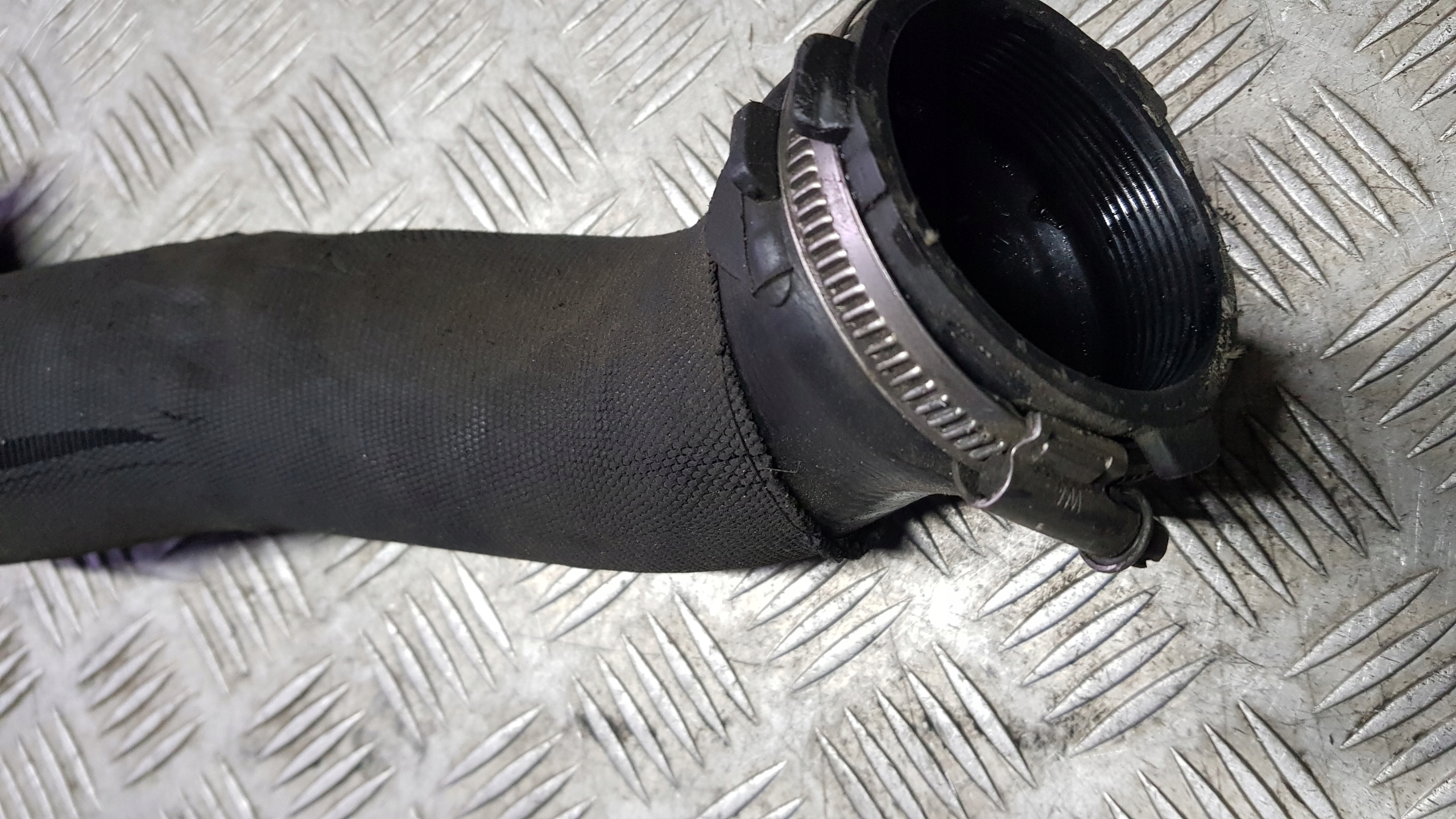 AUDI A8 D3 3.0 TDI crijevo cijev prijenos interkulera 4e0145737l