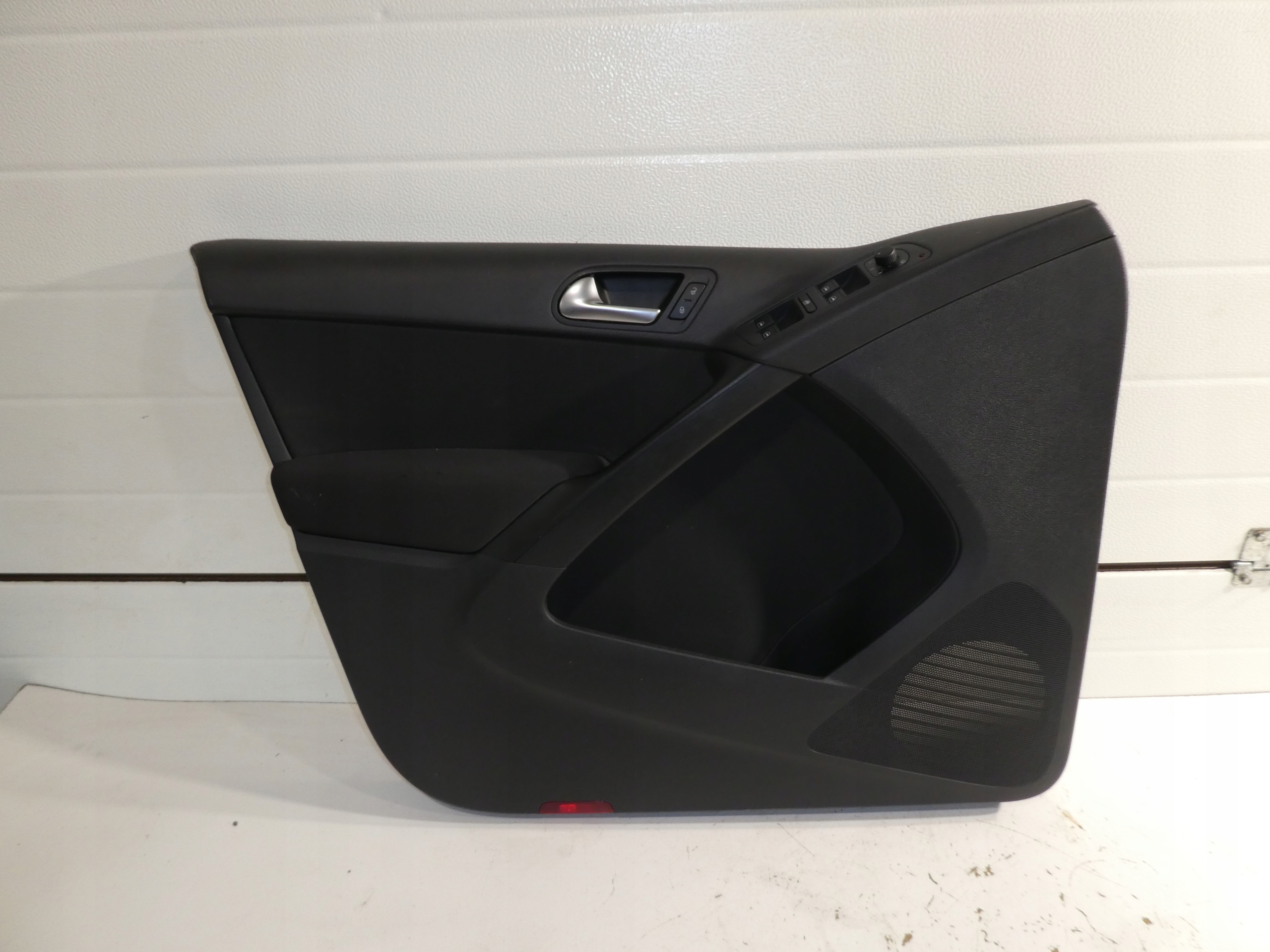 VW TIGUAN and 5N side door left front 5N0867011
