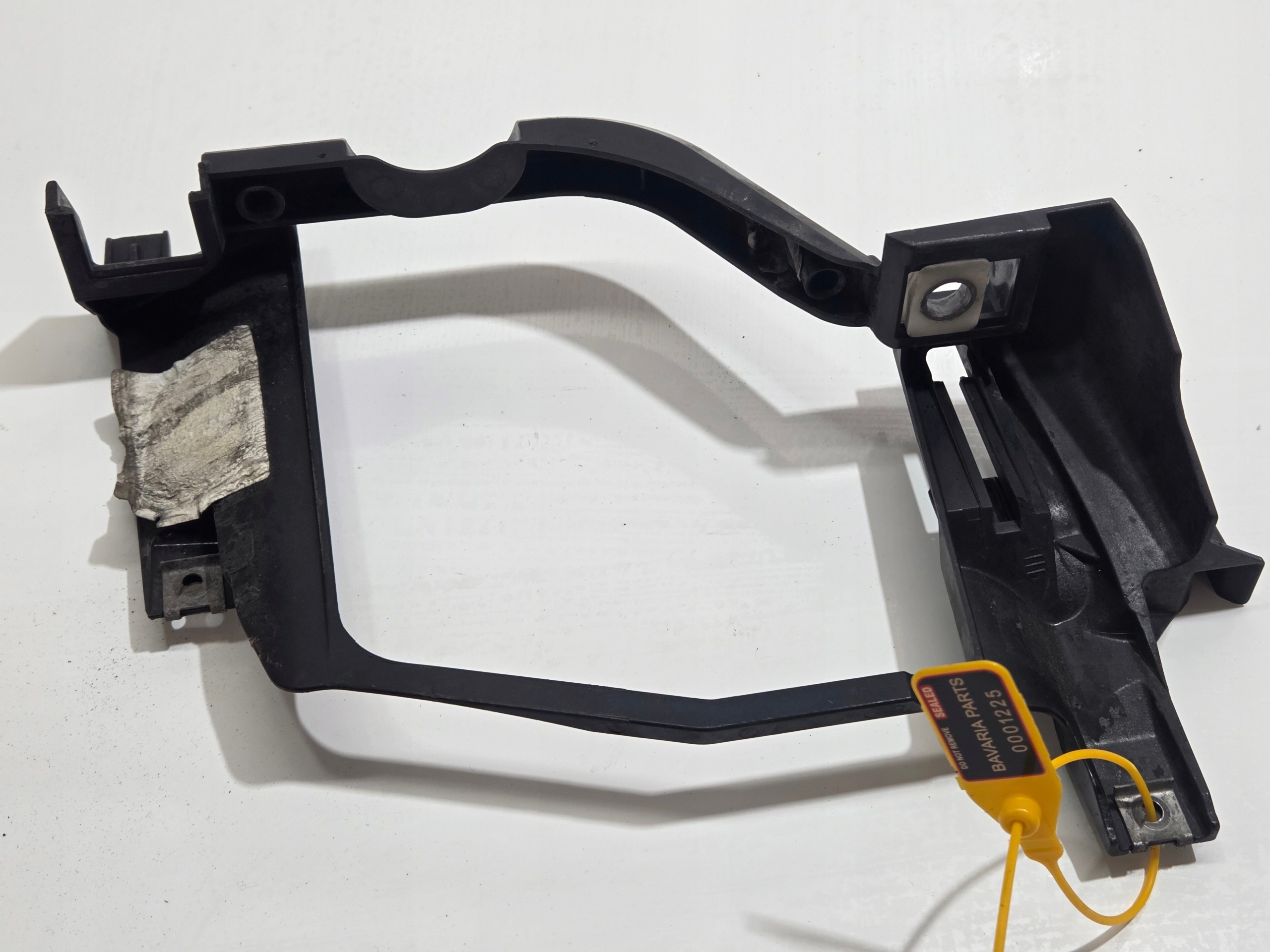 support étrier feux gauche avant BMW E60 E61 OE (0001225)