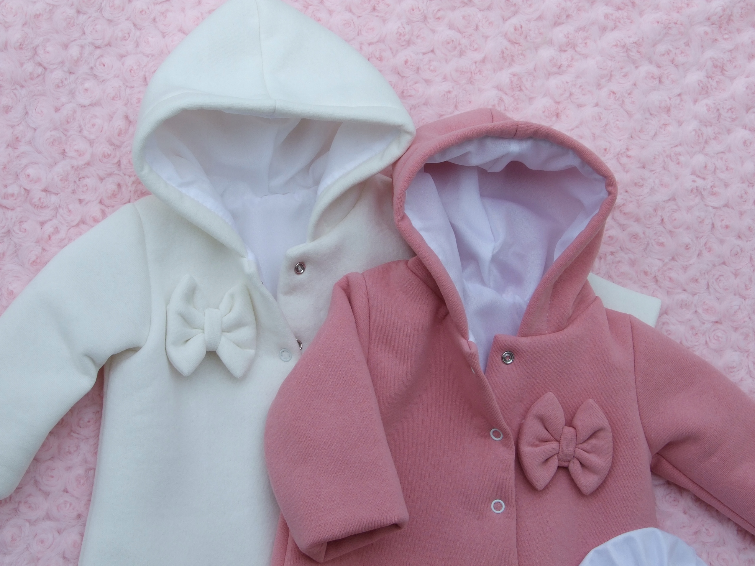 Płaszczyk + czapka ZESTAW kremowy/ różowy 62r Kolor różowy