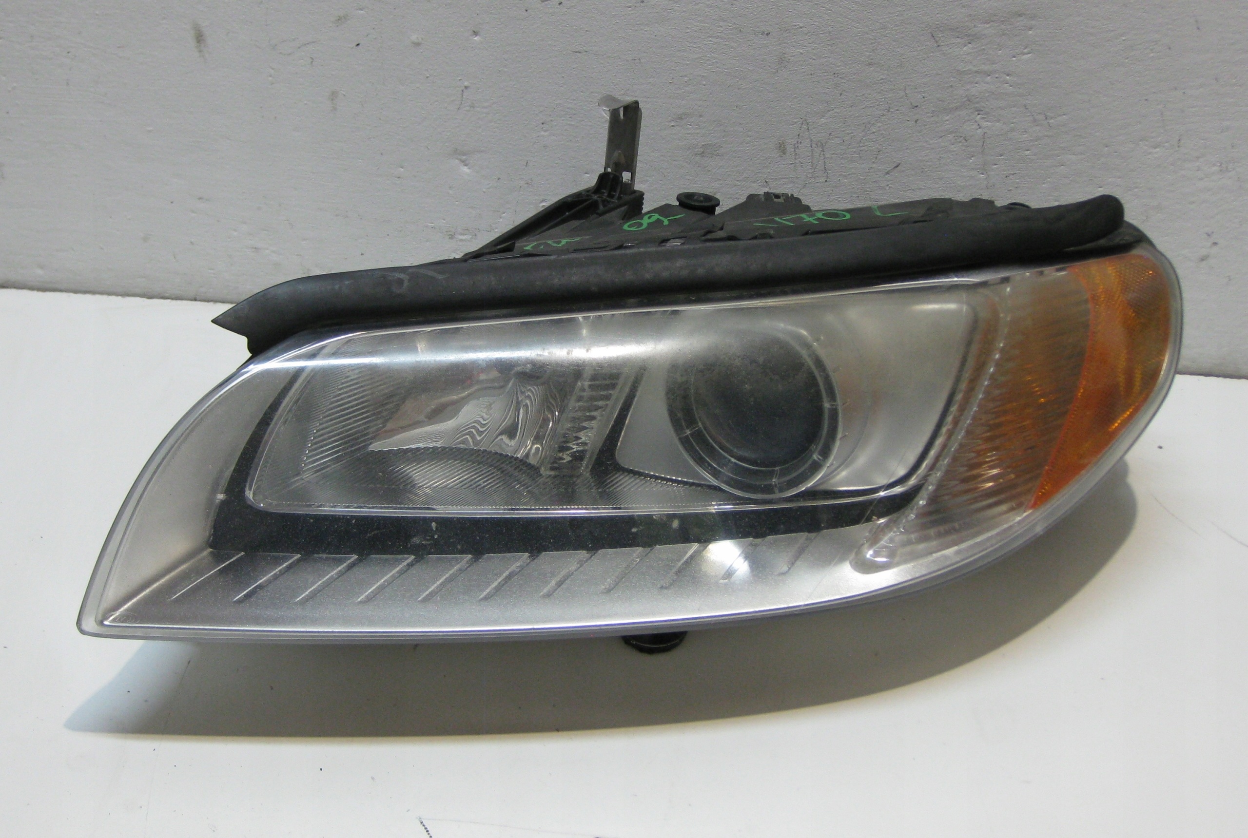 VOLVO V70 2.0 D 09R light left front XENON 31214347 EUROPA
