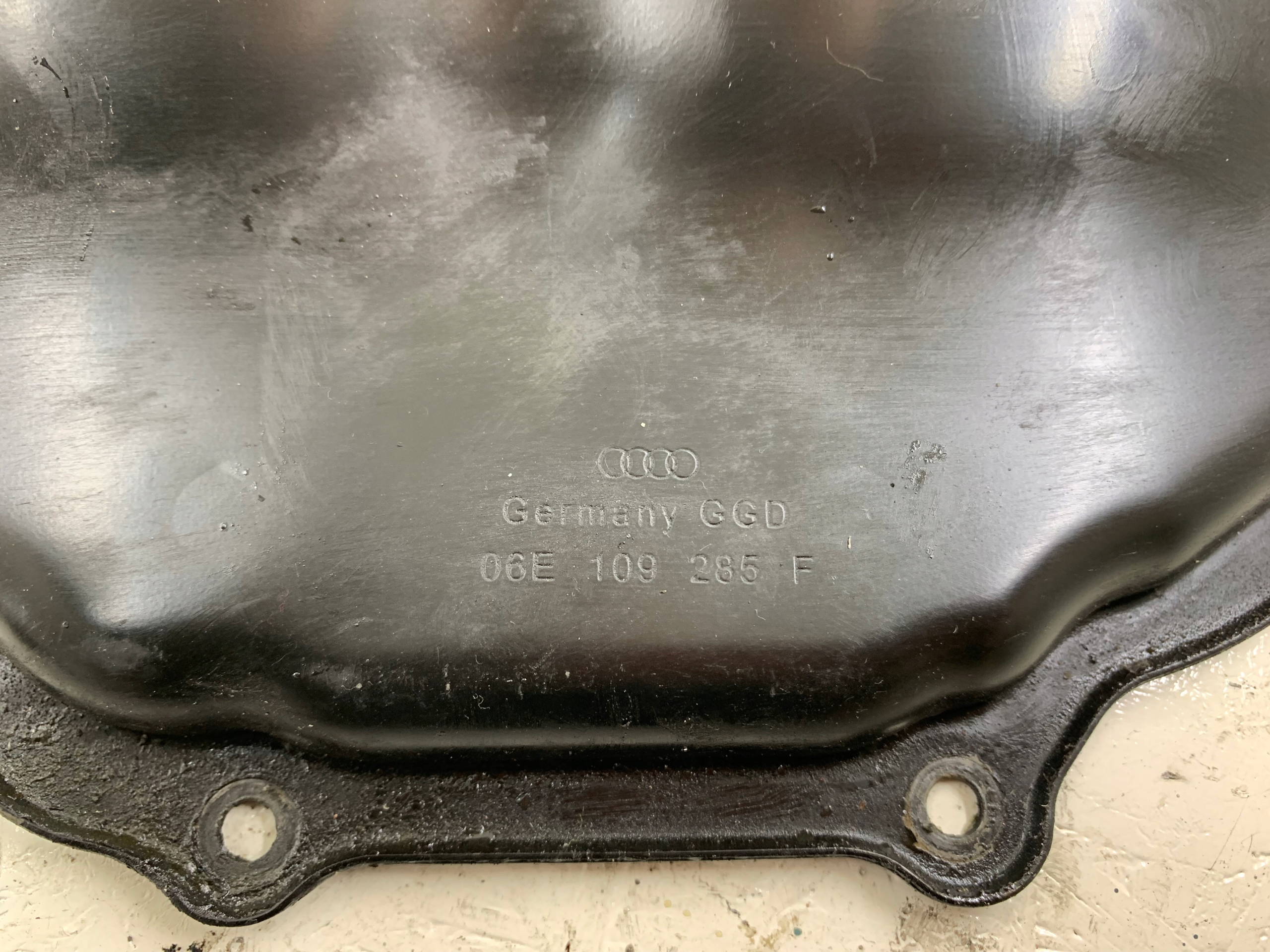 AUDI A6 C6 3.2 V6 FSI kryt rozvodu levá 06E109285F