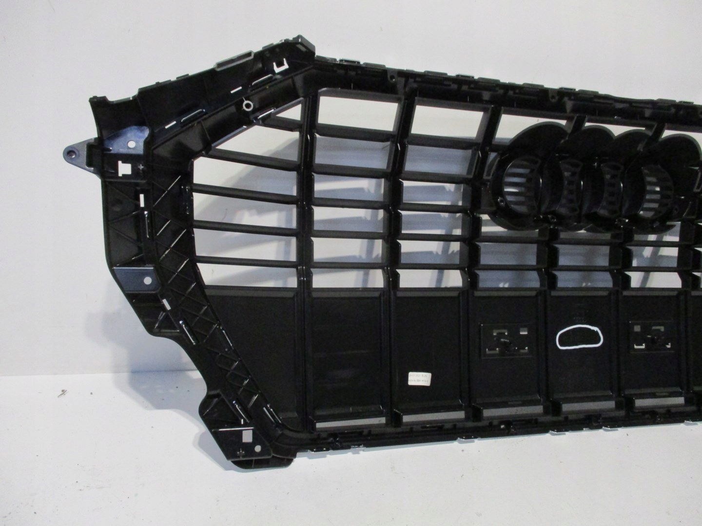 -решетка радиатора Audi Q3 83A