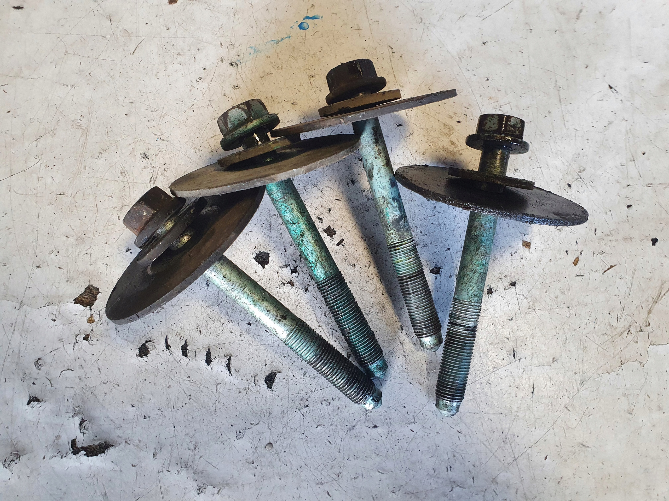 Болты крепления саней тележки VW T5 2.5 TDI