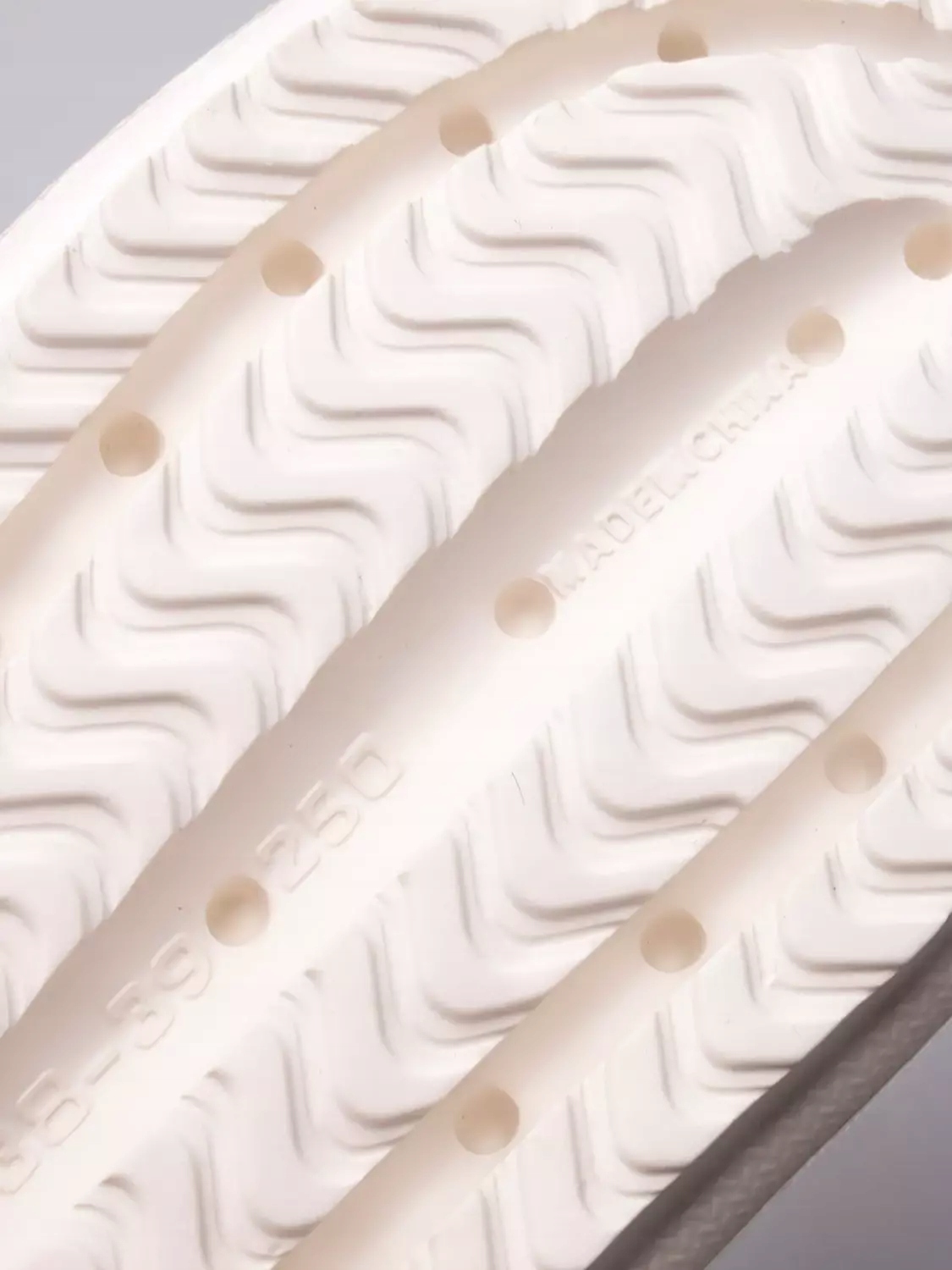 KLAPKI OUTHORN DAMSKIE PIANKOWE NA PLAŻĘ BASEN LATO WSUWANE r. 38/39 Kolor biały