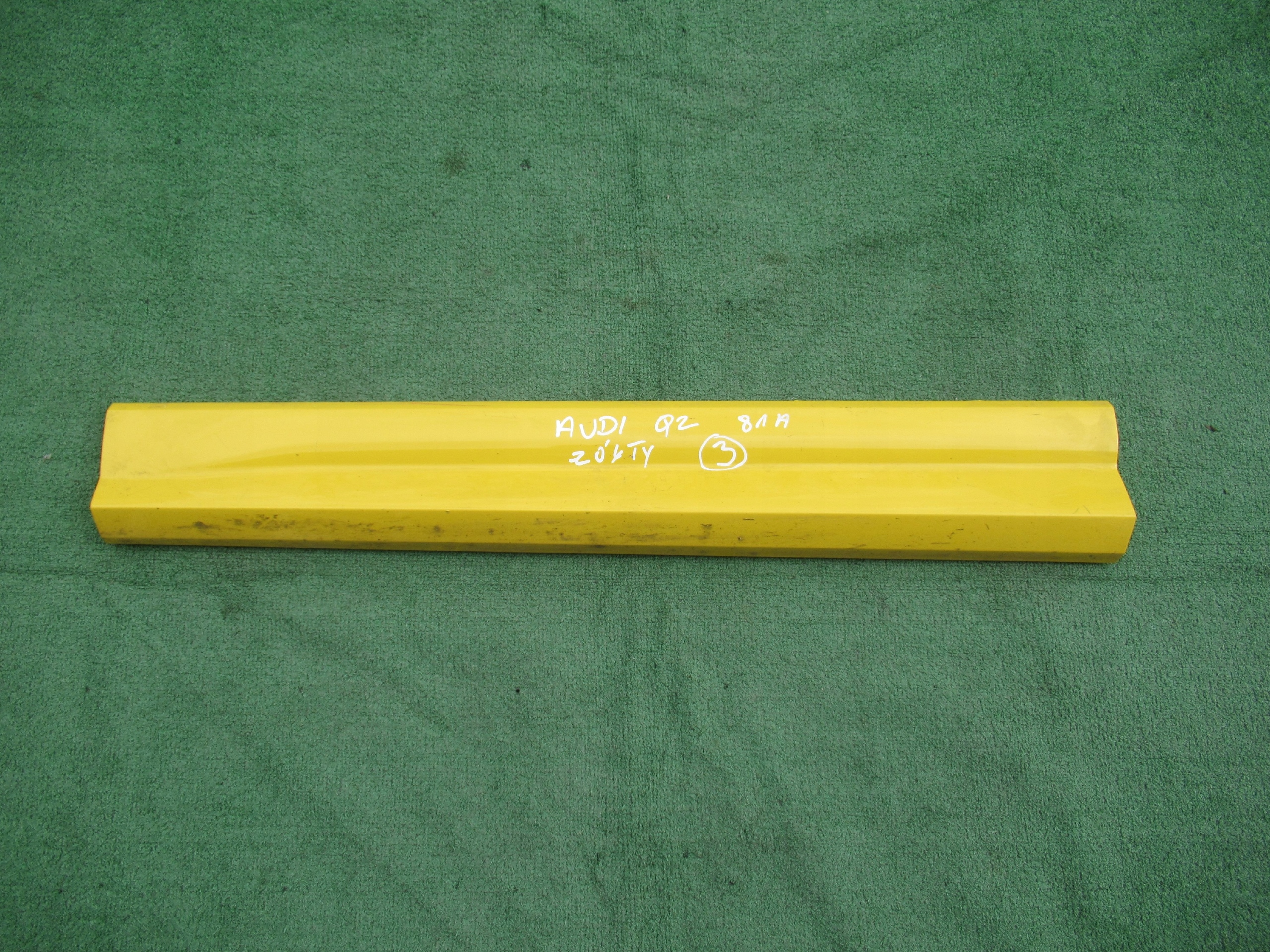 AUDI Q2 81A S LINE LISTWA DRZWIOWA LEWA PRZÓD ŻÓŁT Numer katalogowy części 81A853959A