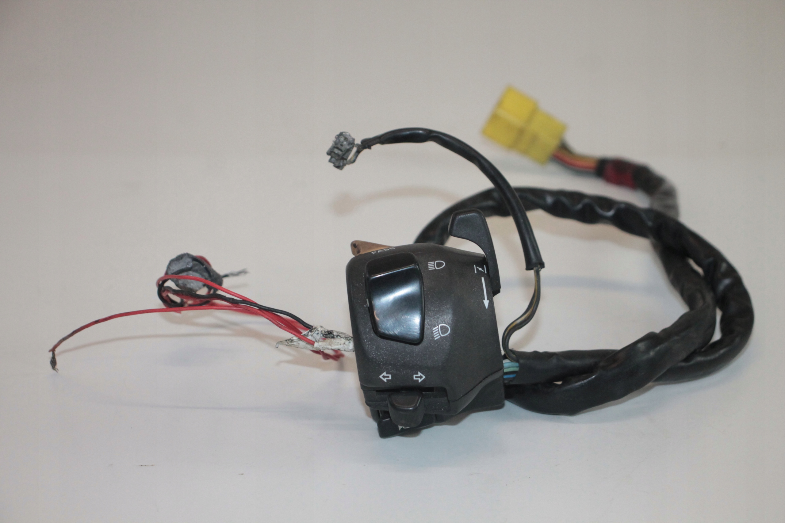 SUZUKI GSF 600 1200 BANDIT 00-05 PRZEŁĄCZNIK LEWY