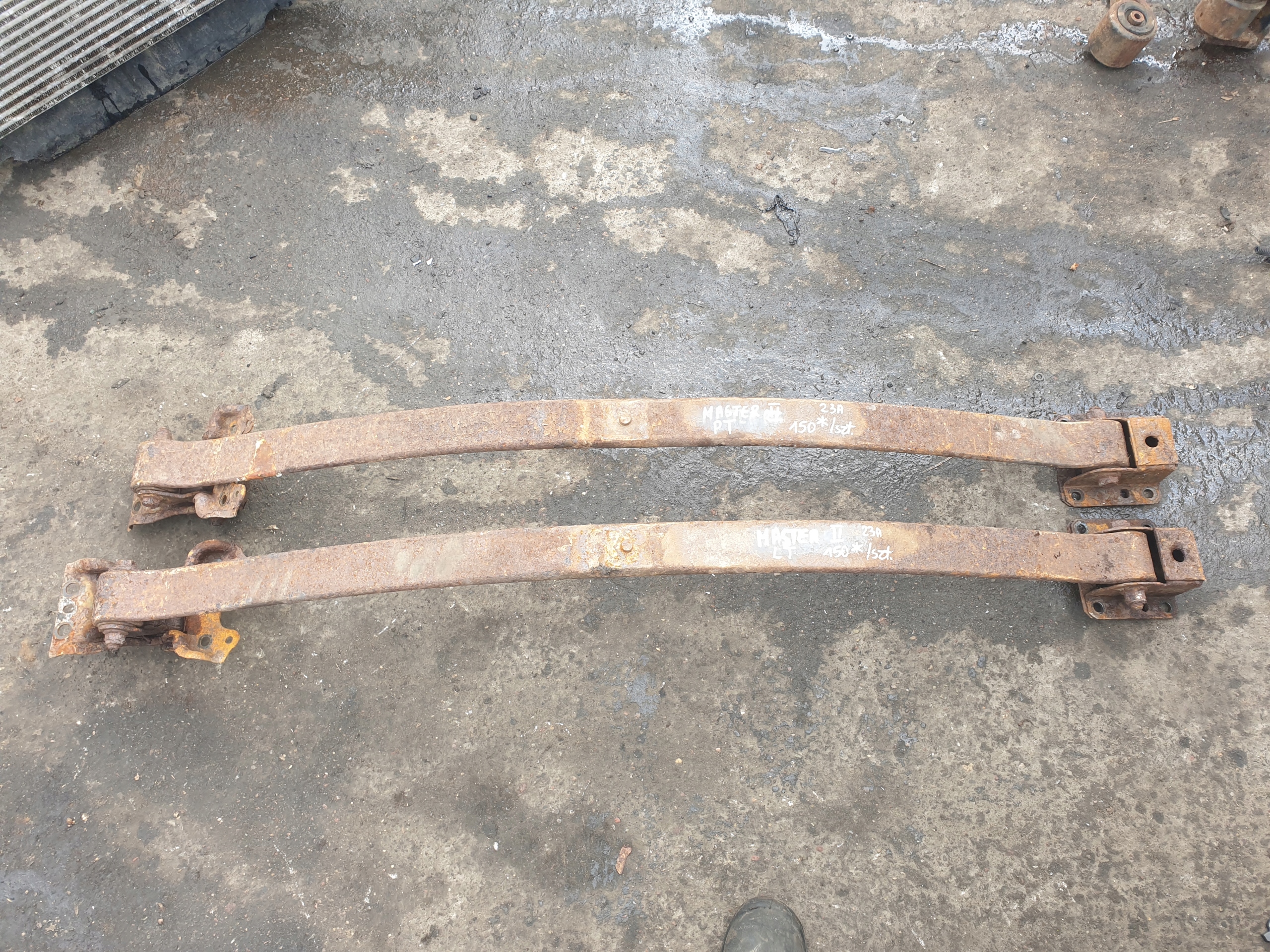 RESORY RESOR TYŁ TYLNY PRAWY LEWY RENAULT MASTER 2 Producent części Renault OE