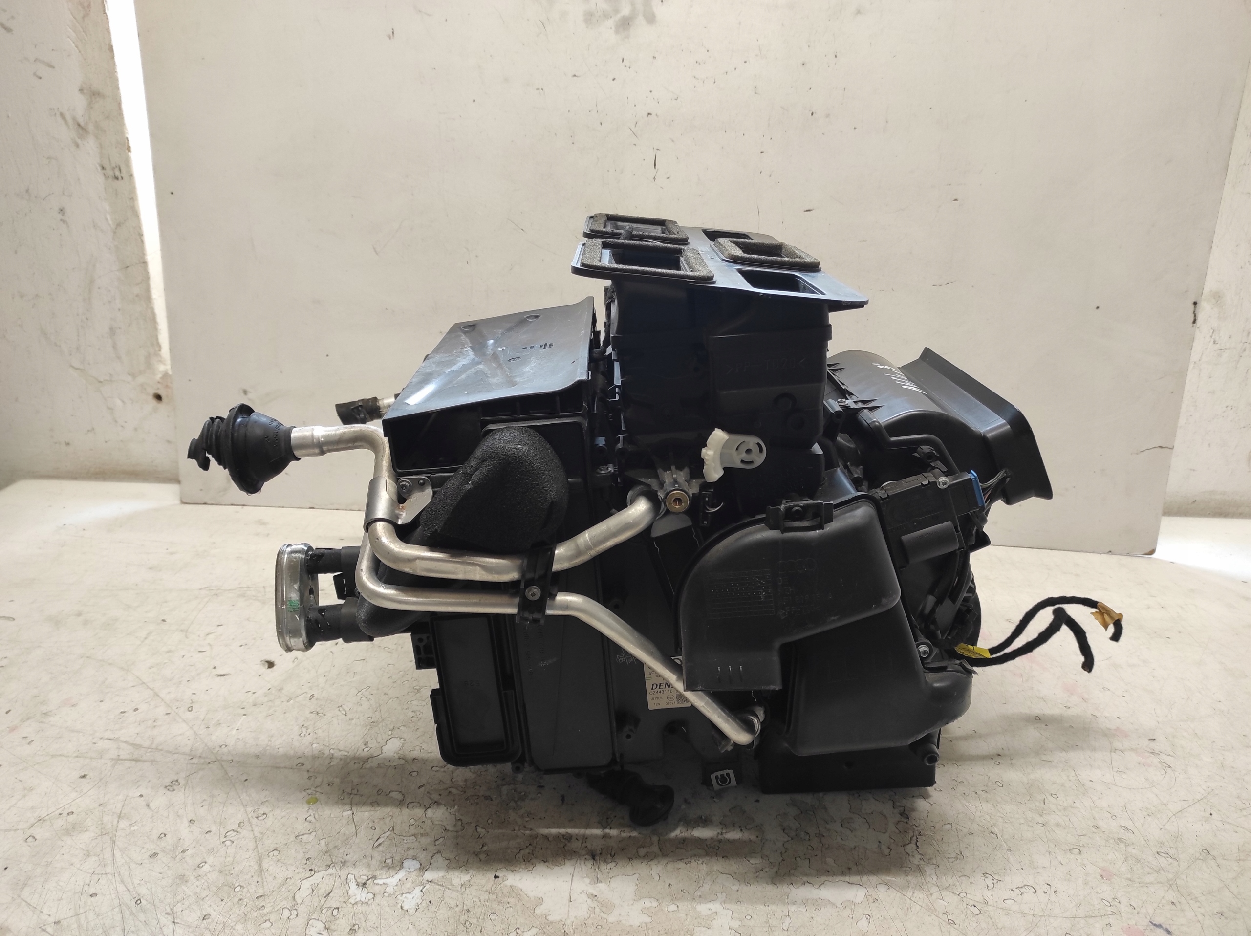 Audi A6 C6 04- 2.7tdi радиатор отопителя 4F1820351M