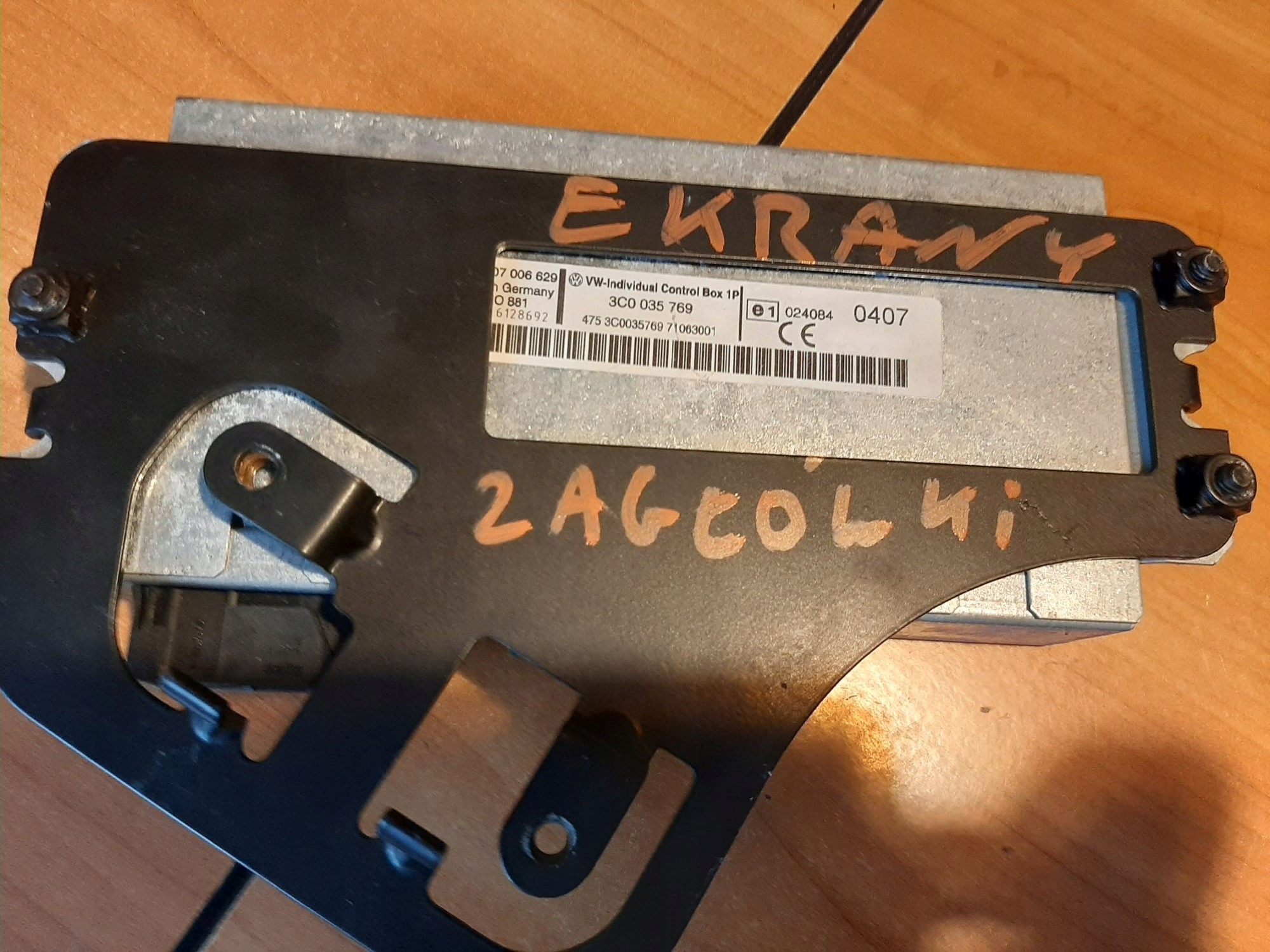 Модуль екранів підголівників VW PASSAT B6 3C0035769