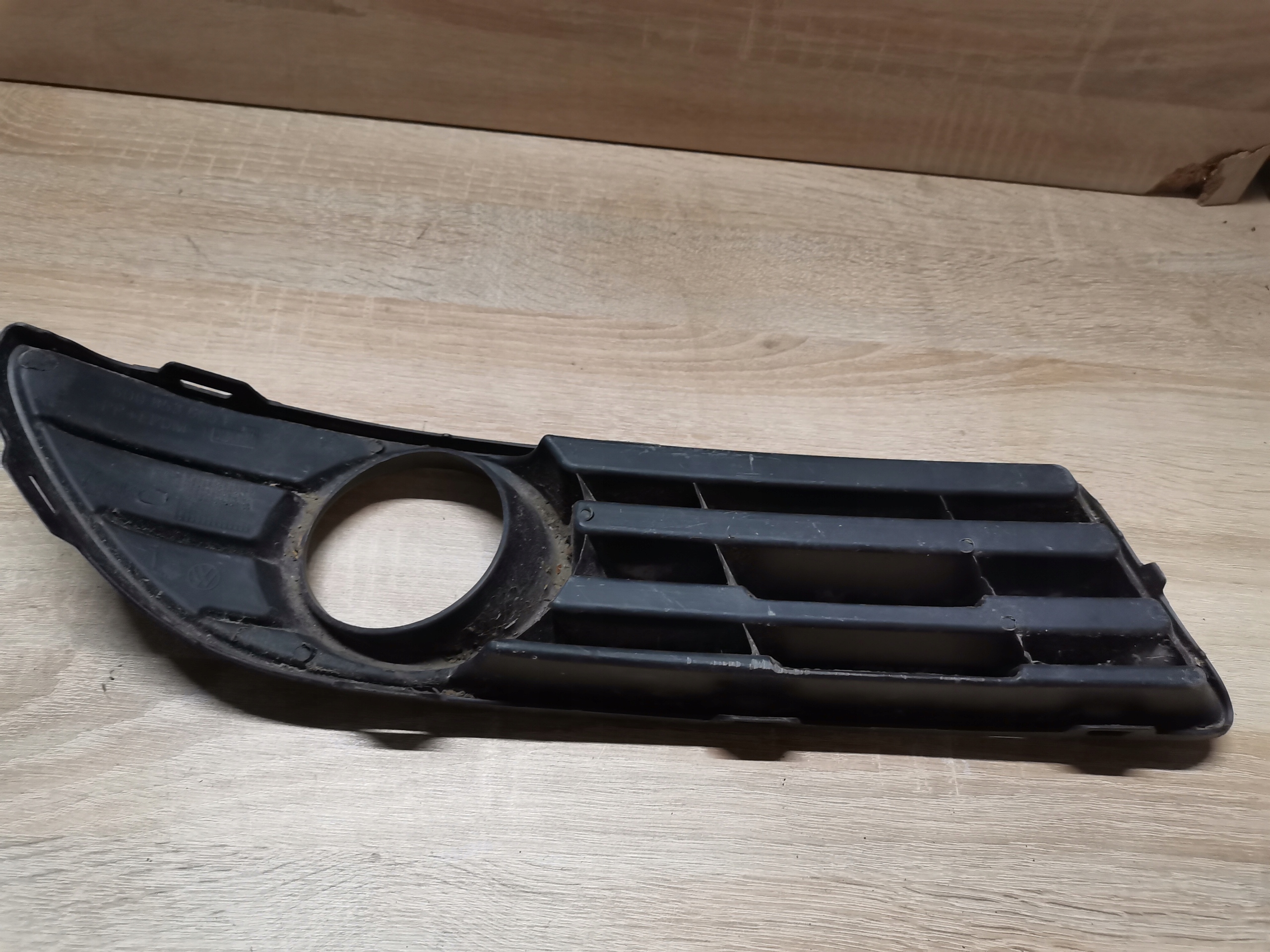 mřížka levá nárazníku předek předního VW POLO 9N3 6Q0853665E