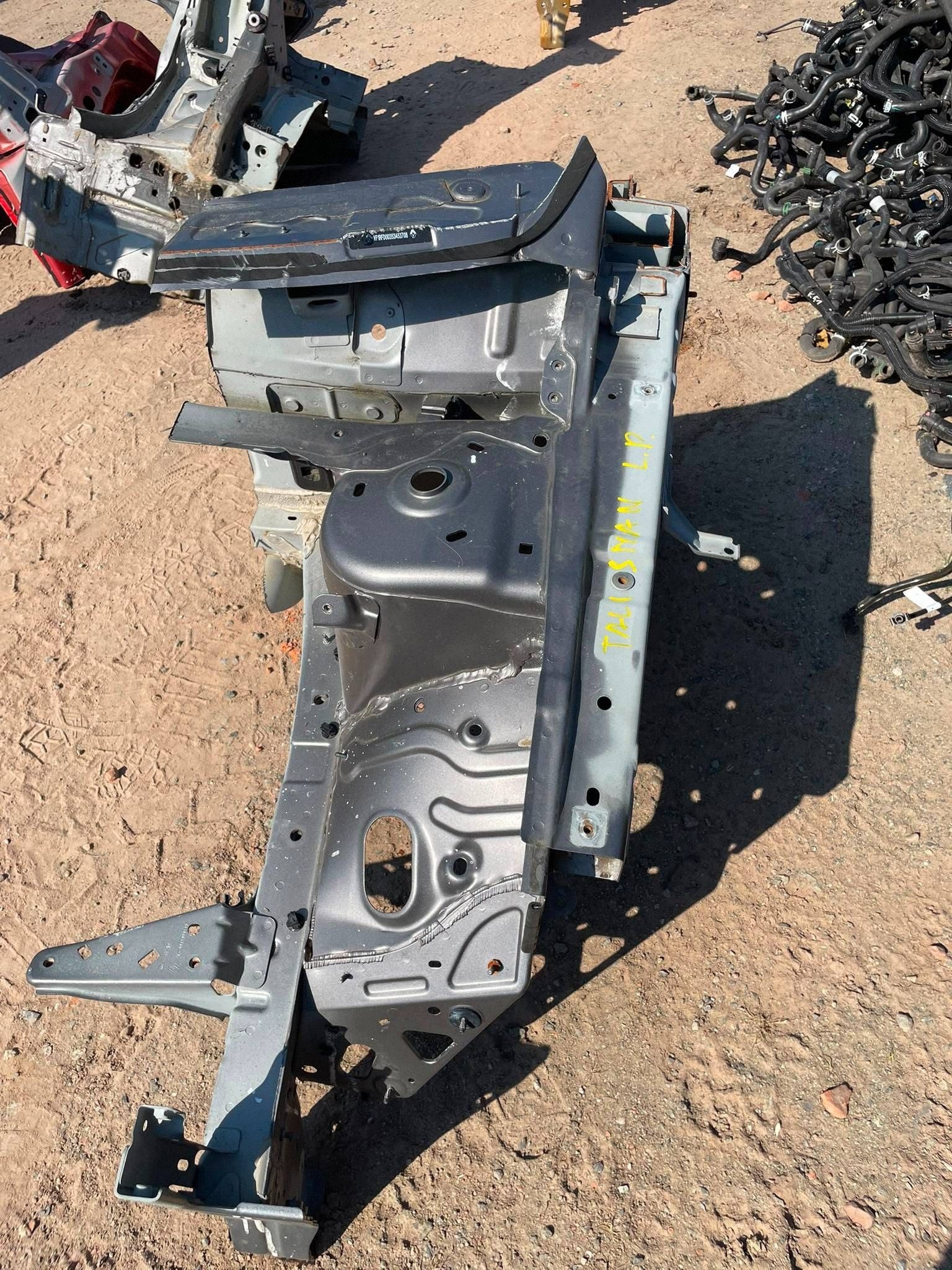 quarter front side left Renault Talisman sedan