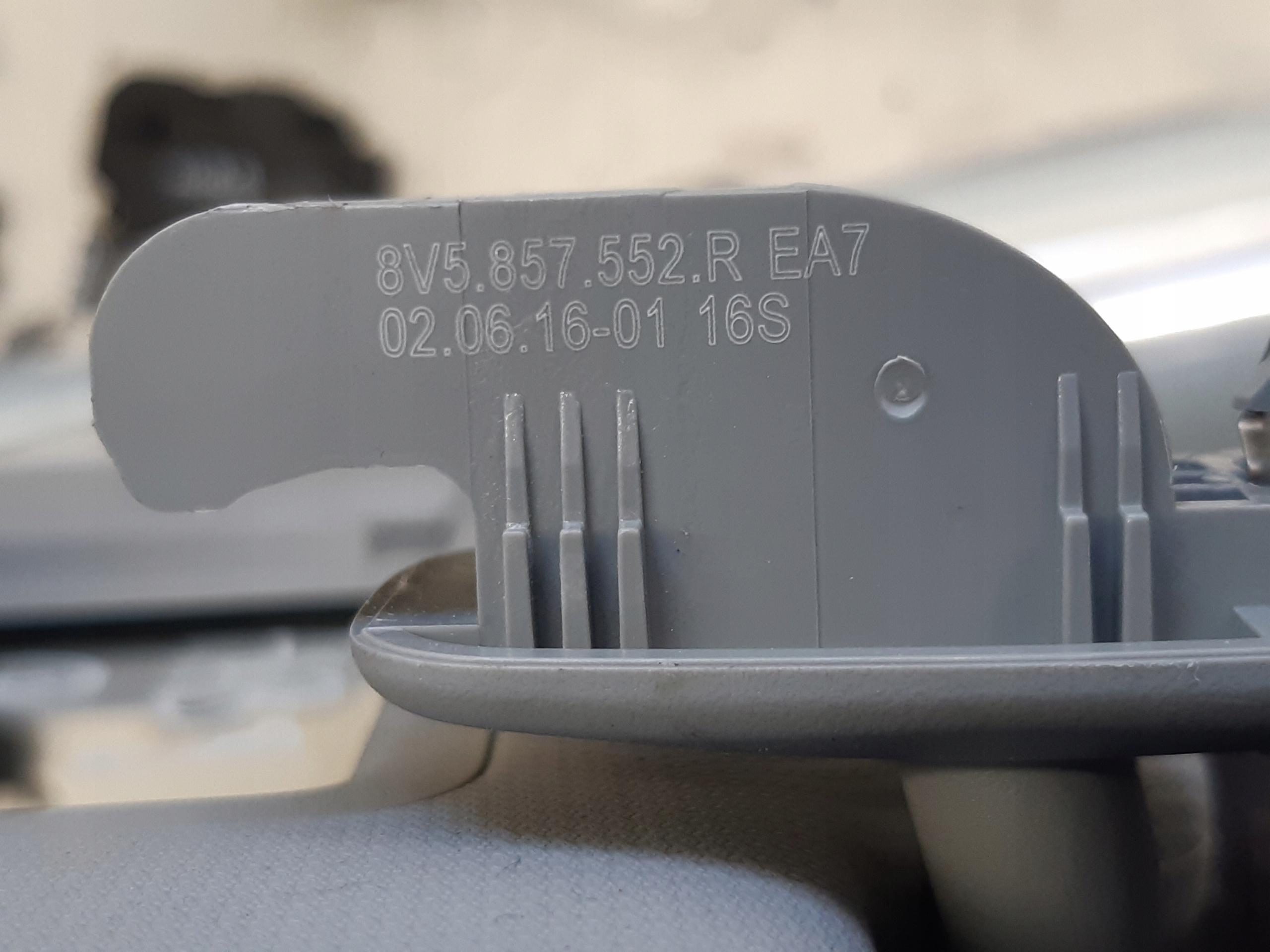 visor przeciwsloneczny right 8V5857552A Audi A4 B9