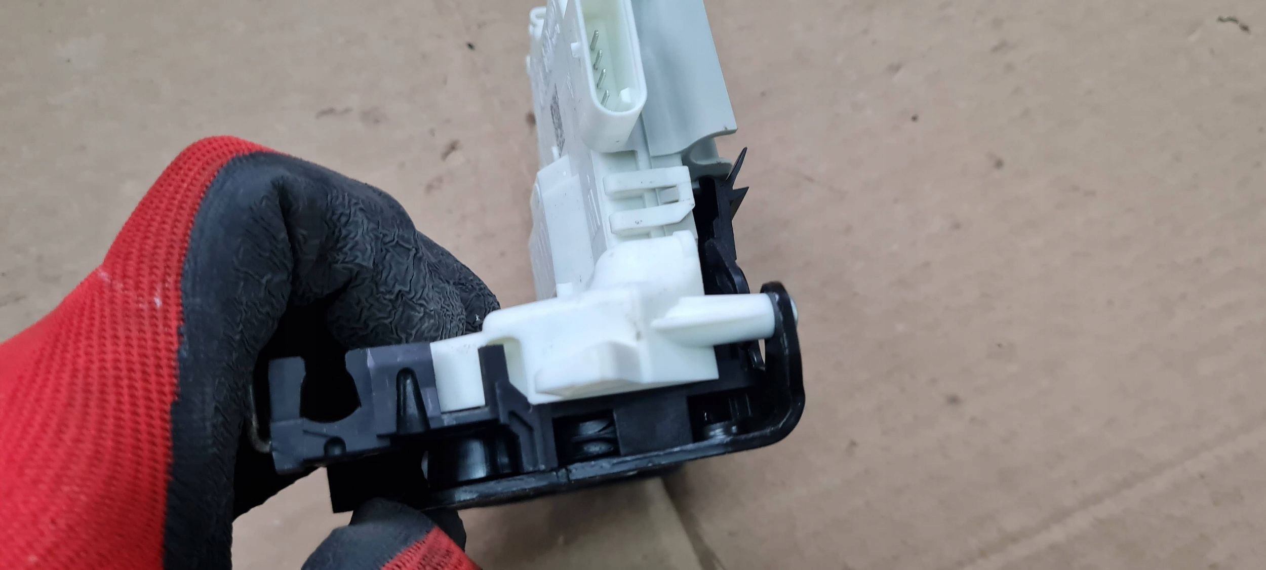 Q5 80A SQ5 lock door right front 8X1837016C 5PIN A4 B9 A5 A3 8V