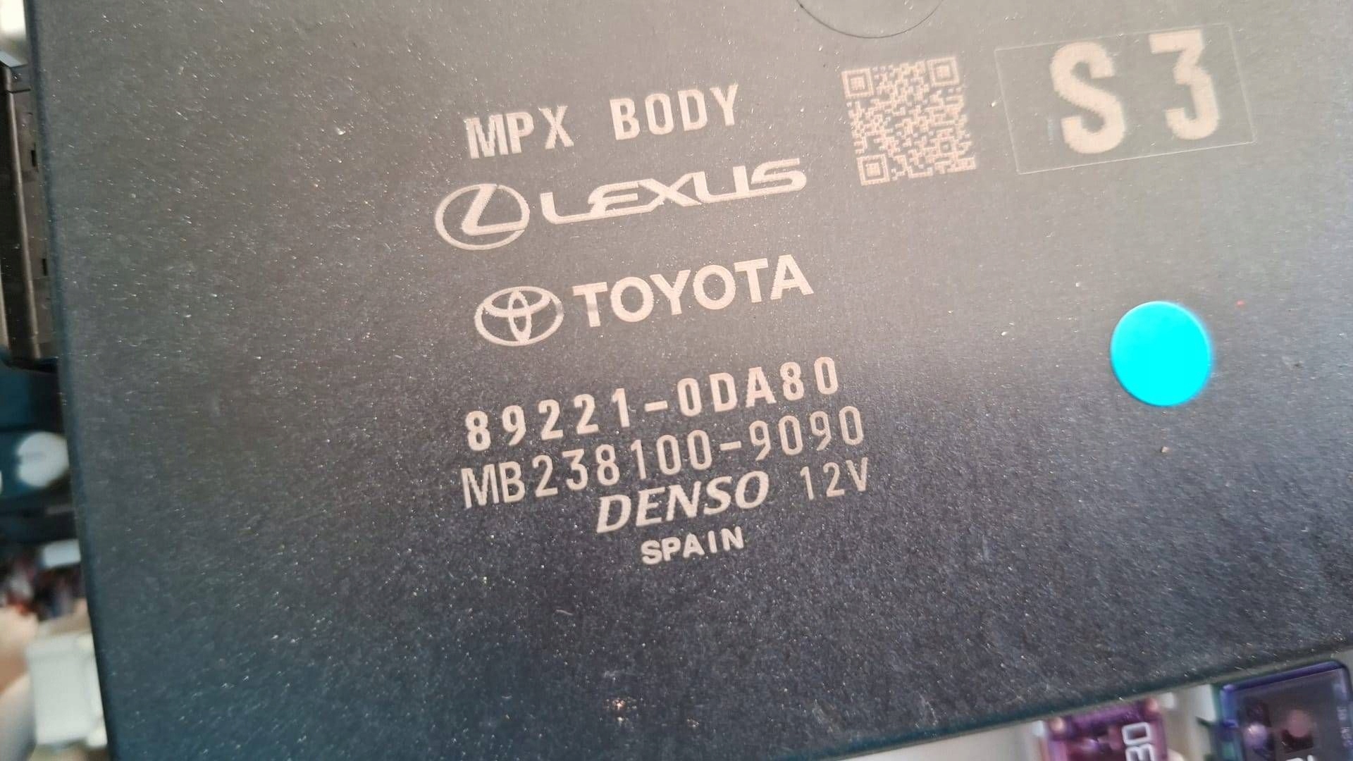 Unité commande confort Module fusibles Mazda 2 89221-0DA80 82730-52R90