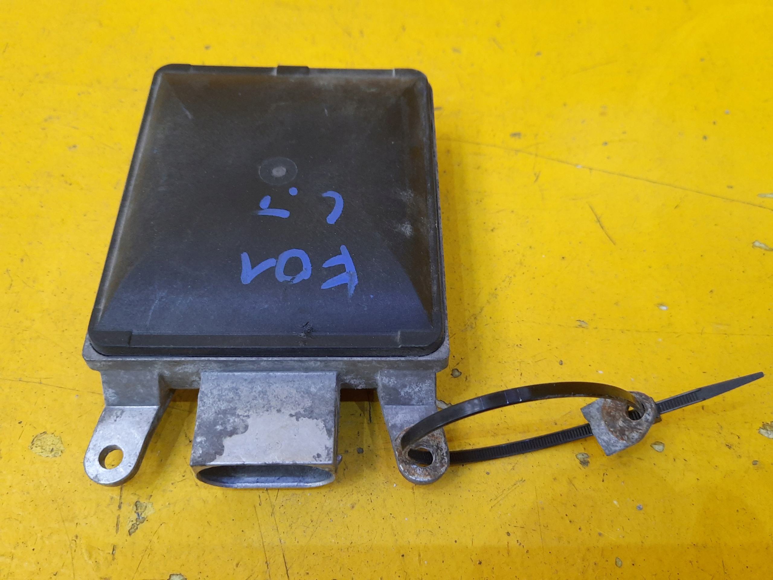 BMW F01 F02 RADAR CZUJNIK PASA LEWY TYL 6796488