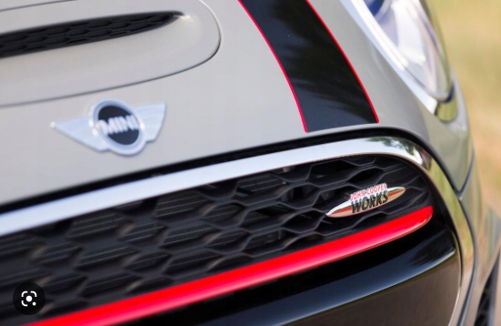 OE NAKLEJKA PASEK MASKI PRZÓD PRAWY BMW R55 R56 R57