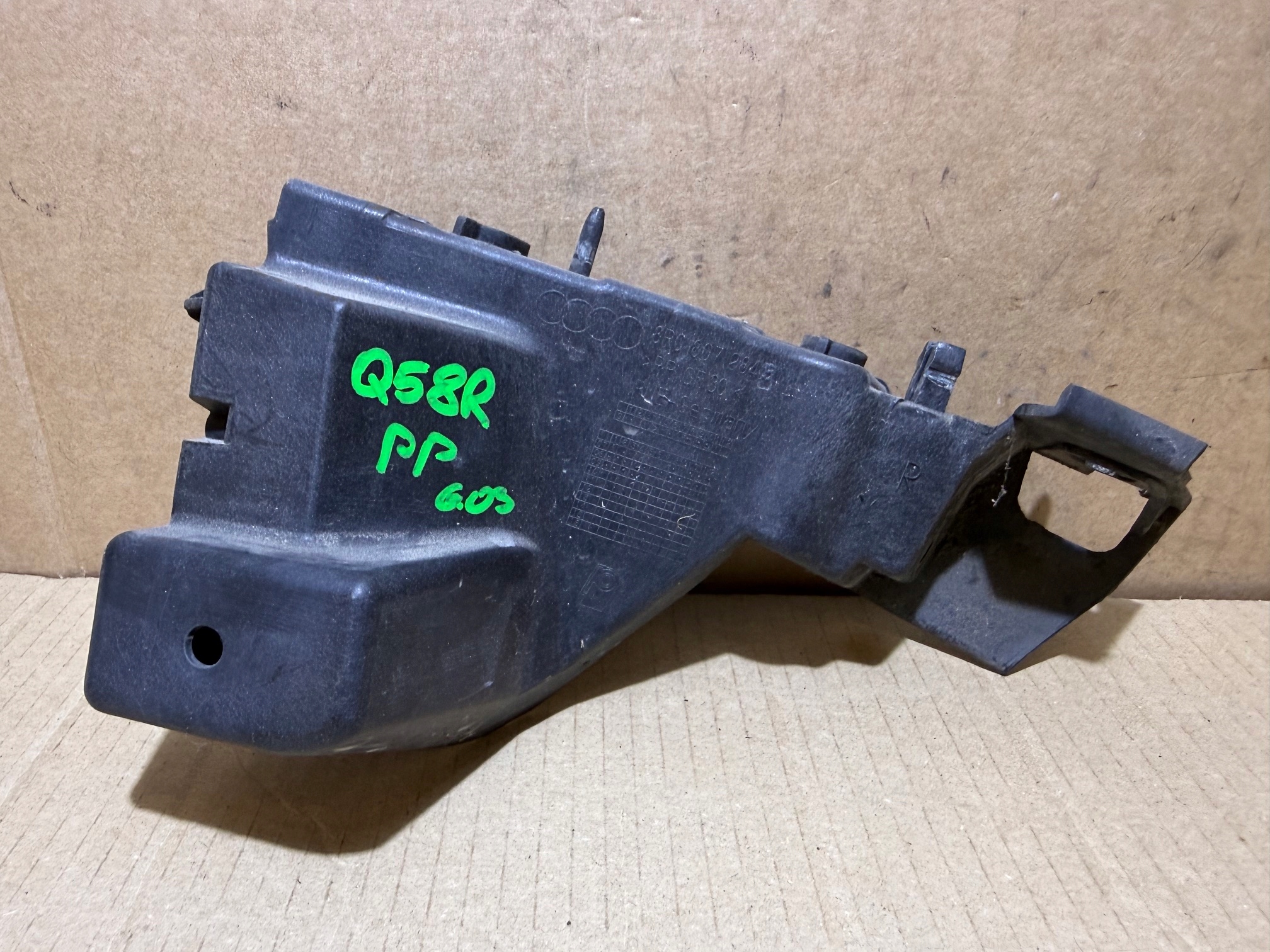AUDI Q5 8R support bracket holder of a bumper right front front 8R0807284B