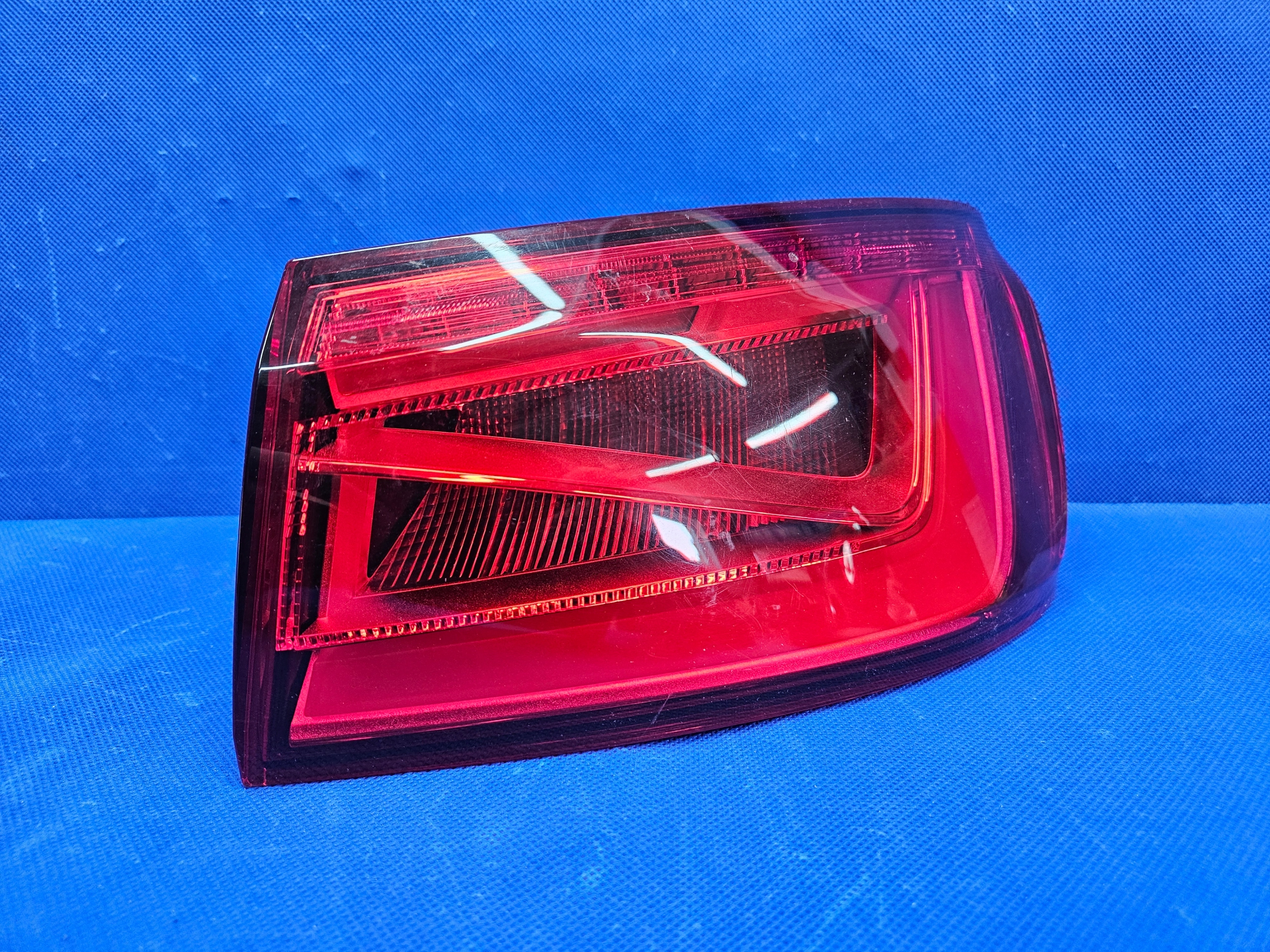 AUDI A3 S3 8V SEDAN LAMPA PRAWY TYŁ TYLNA PRAWA W BŁOTNIK USA 8V5945096C