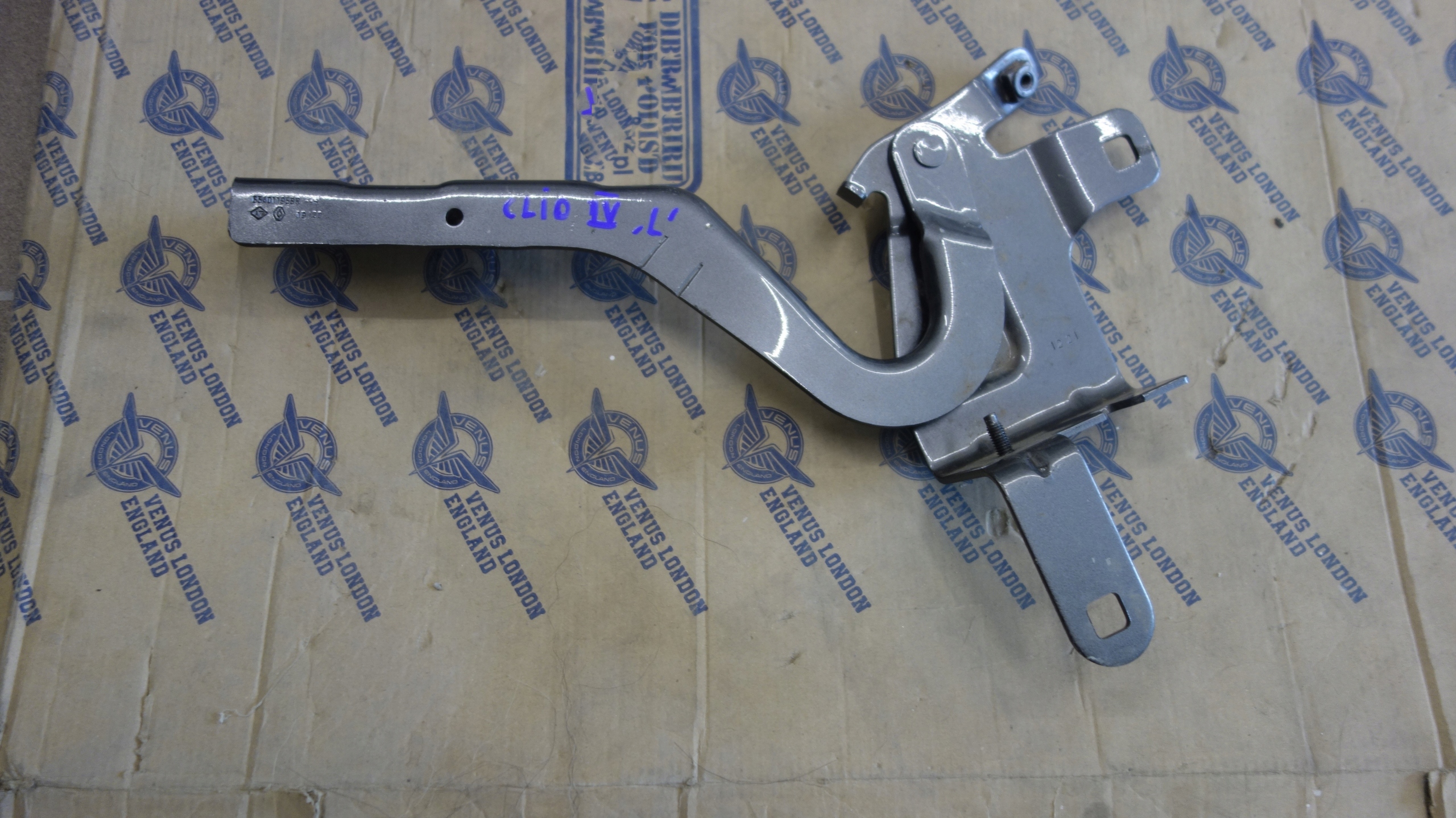 654011958R - RENAULT CLIO IV 4 LIFT ПЕТЛЯ КАПОТА ЛЕВАЯ