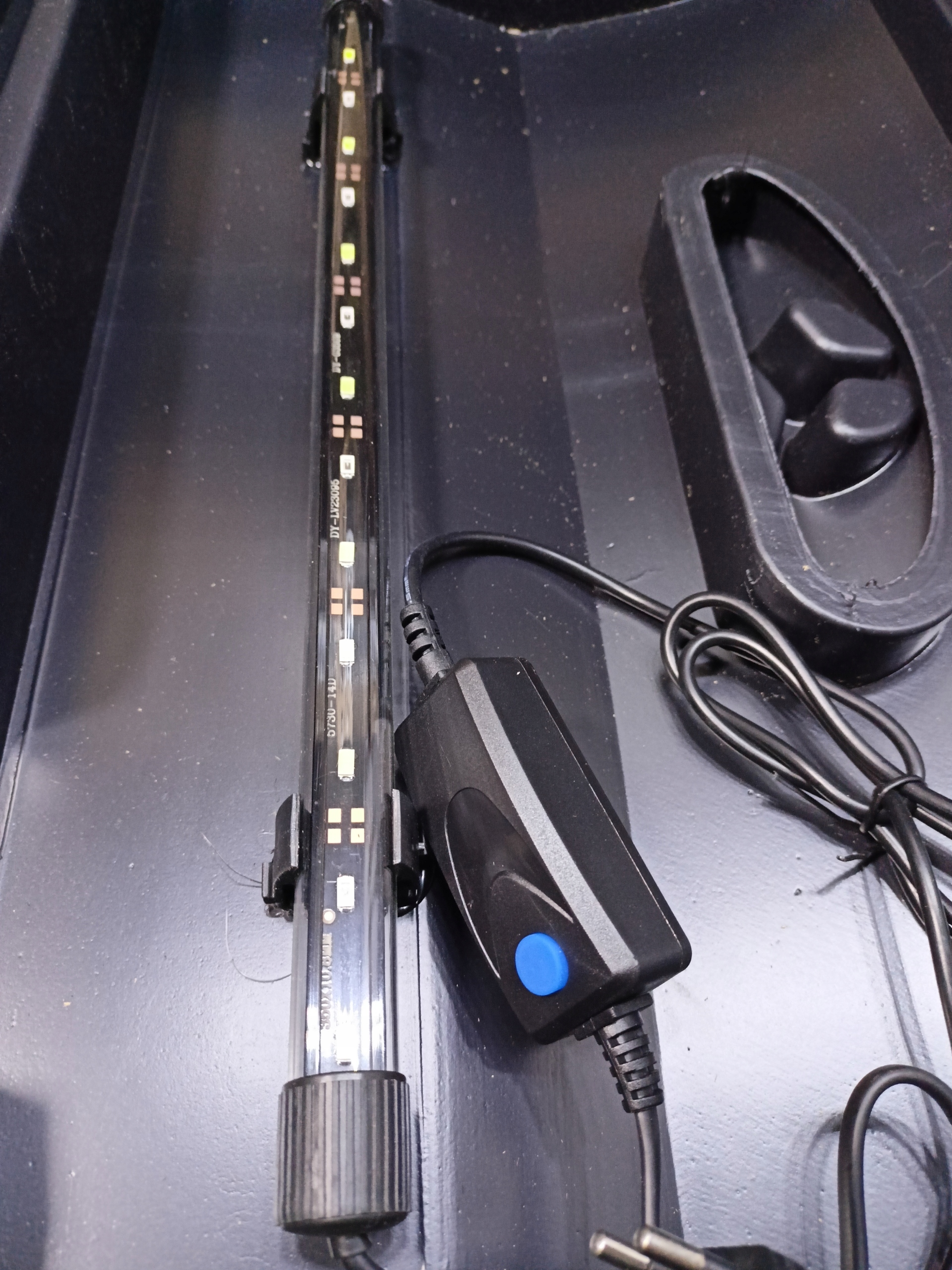 POKRYWA DO AKWARIUM Z OŚWIETLENIEM LED DZIEŃ NOC PROSTA 50X30 CZARNA WIWAL Kod producenta 34