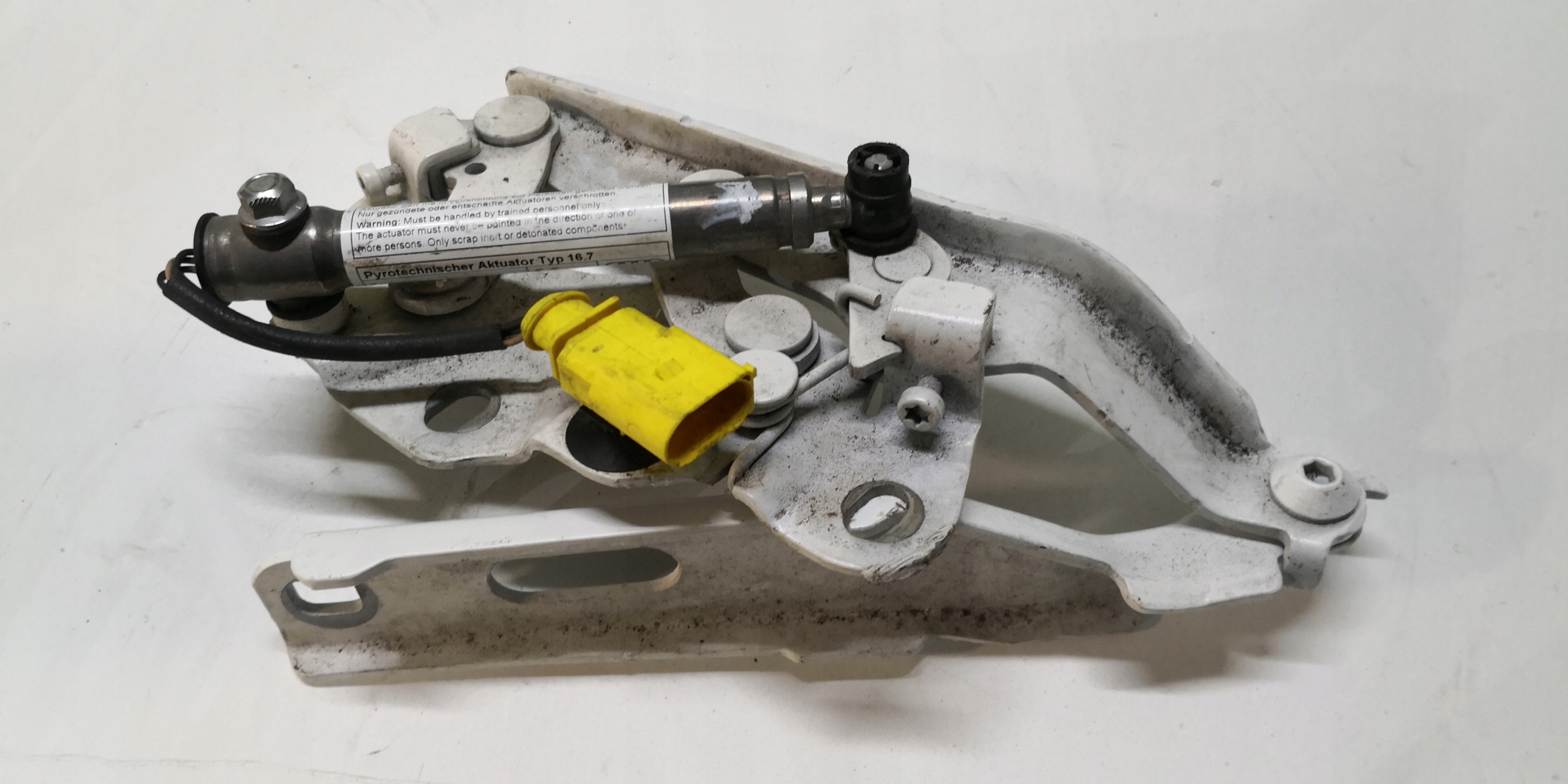 AUDI A3v Ls9r ПЕТЛЯ КАПОТА NABOJv0823823f