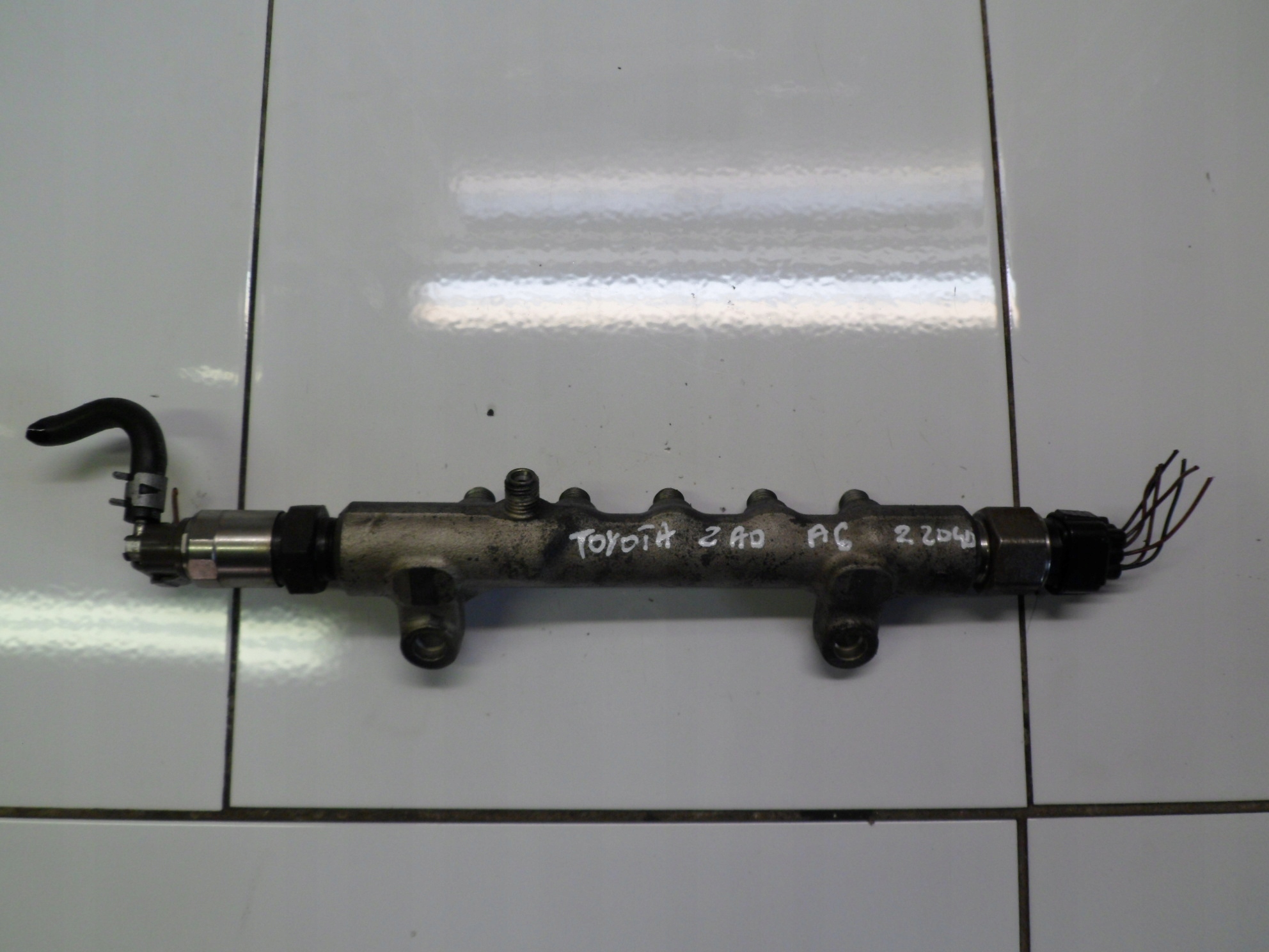 TOYOTA LEXUS IS220 2.2 D4D 2AD LISTWA WTRYSKOWA