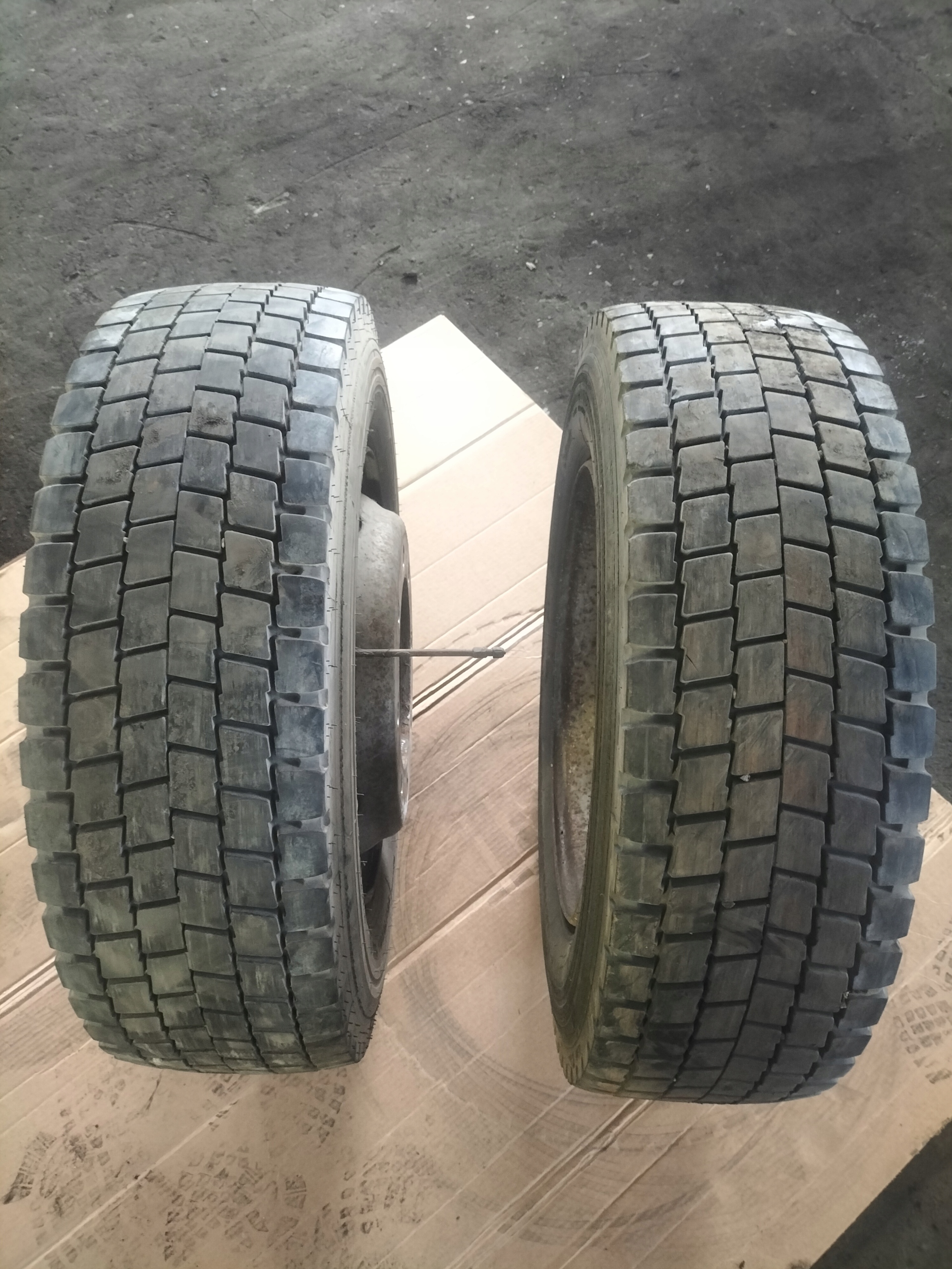 wheel disc 245/70R19.5 IVECO MICHELIN XDE2 2-SZT