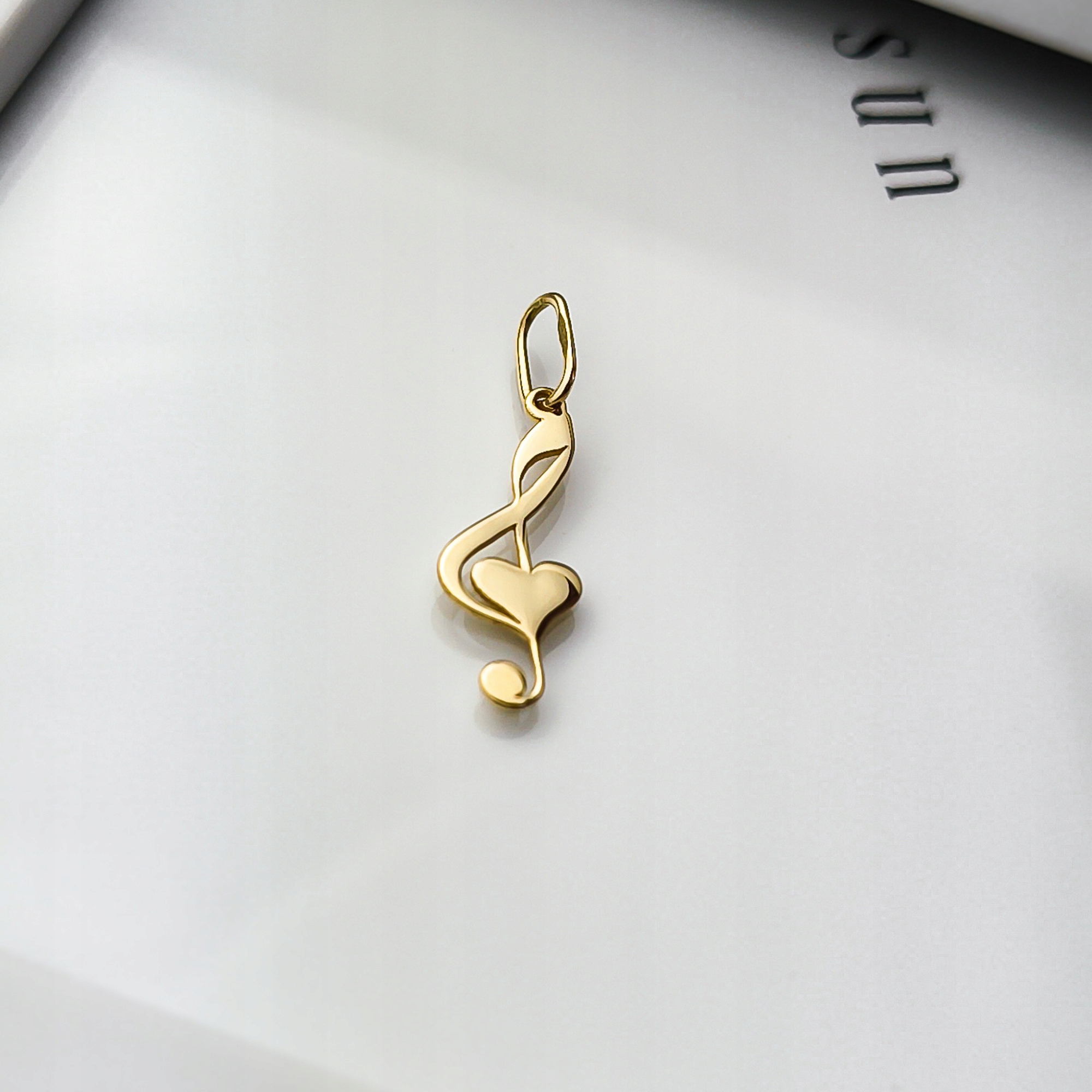 Zlatý přívěsek s houslovým klíčem a srdíčkem pr.585