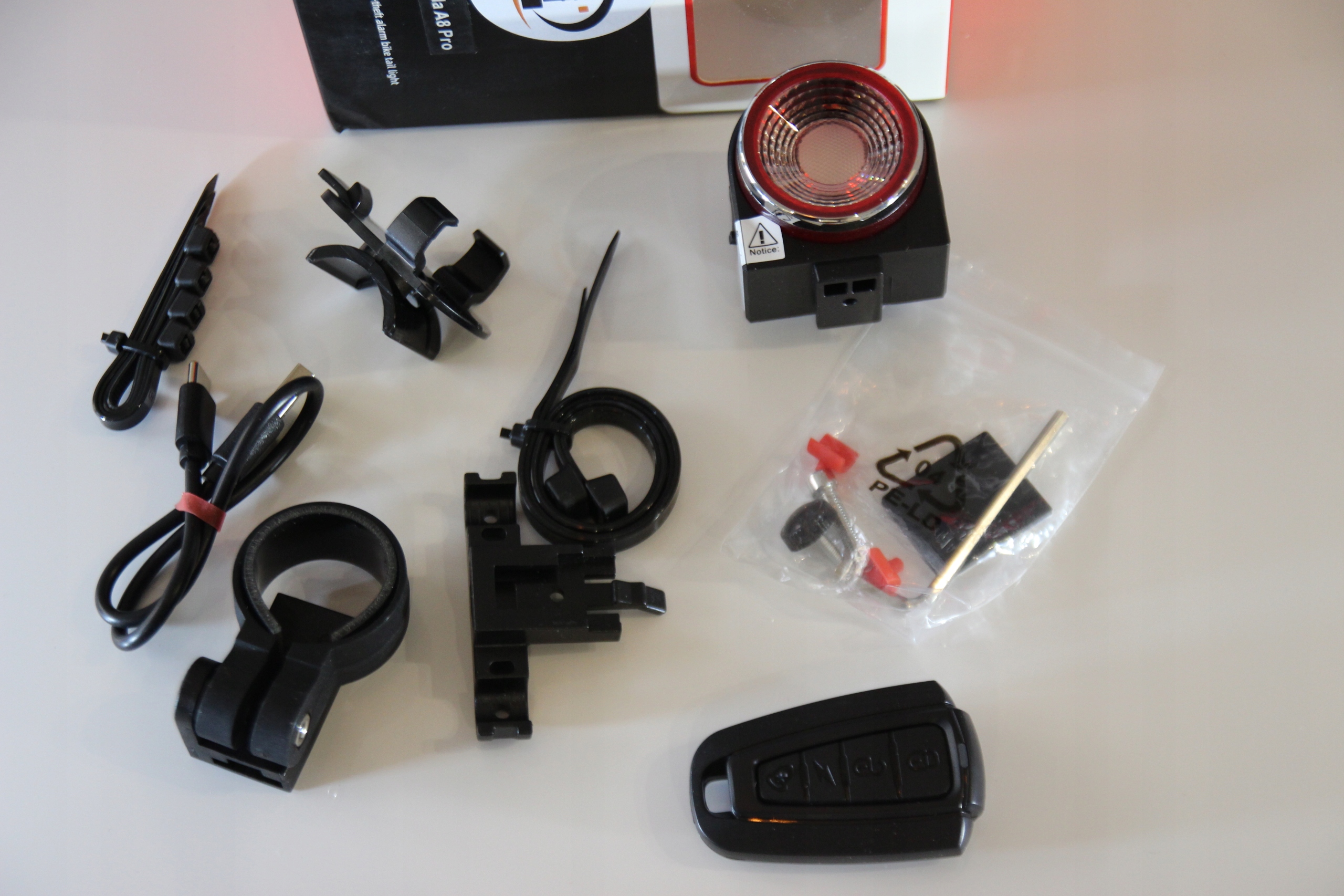 LAMPKA ROWEROWA ŚWIATŁO STOP ALARM ROWERU MOCNE ŚWIATŁO CZUJNIK RUCHU PILOT Liczba trybów świecenia 4