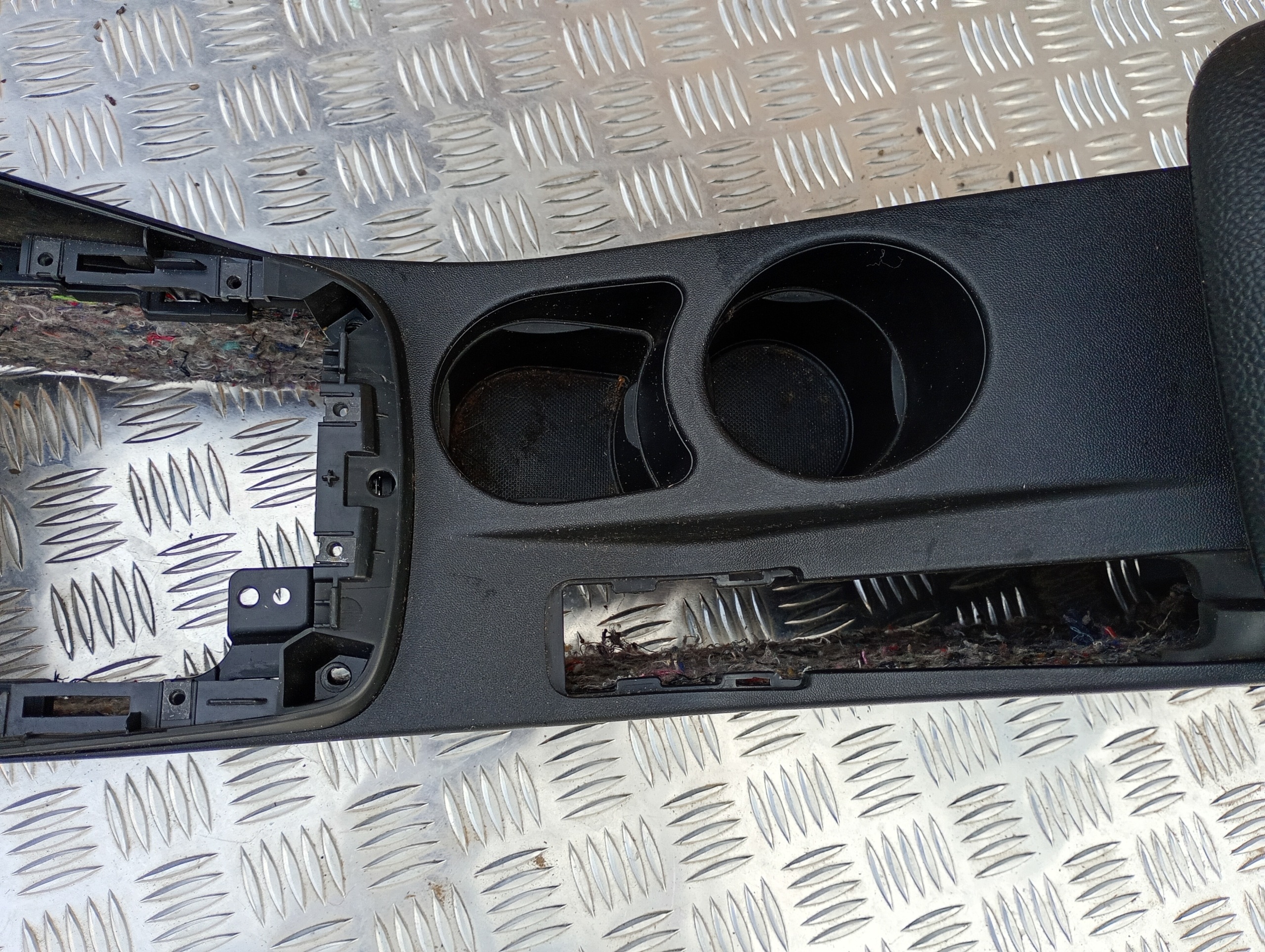 armrest tunnel central KIA CEED and 84611-1H100
